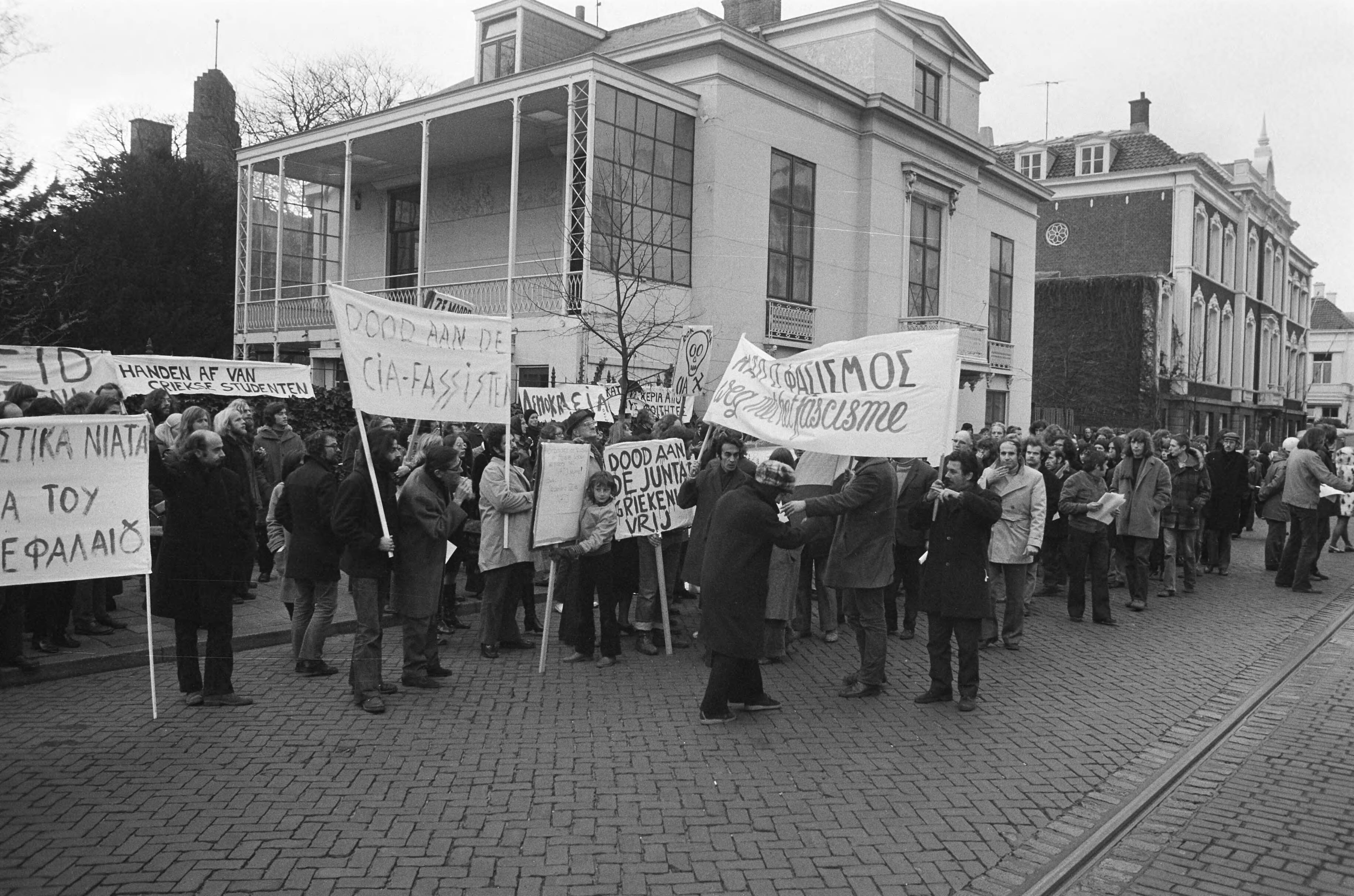 Demonstratie tegen de Griekse junta in Den Haag — Demonstranten met spandoeken — Foto: Fotograaf Onbekend / Anefo. Licentie: Set B: Rechtenvrij / Publiek Domein. Bron: Nationaal Archief. http://hdl.handle.net/10648/ac3ca3c0-d0b4-102d-bcf8-003048976d84