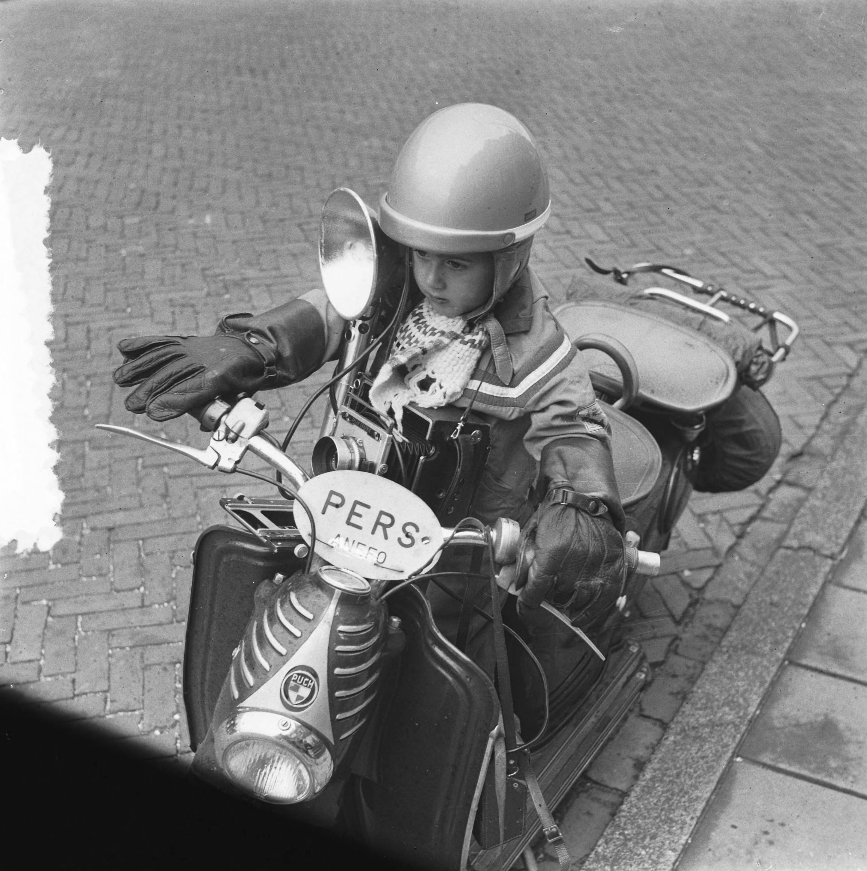 Fotocollectie Anefo — Kleine persfotograaf Pot te Zandvoort — Foto: Pot, Harry / Anefo. Licentie: Set B: Rechtenvrij / Publiek Domein. Bron: Nationaal Archief. http://hdl.handle.net/10648/a94e7c74-d0b4-102d-bcf8-003048976d84