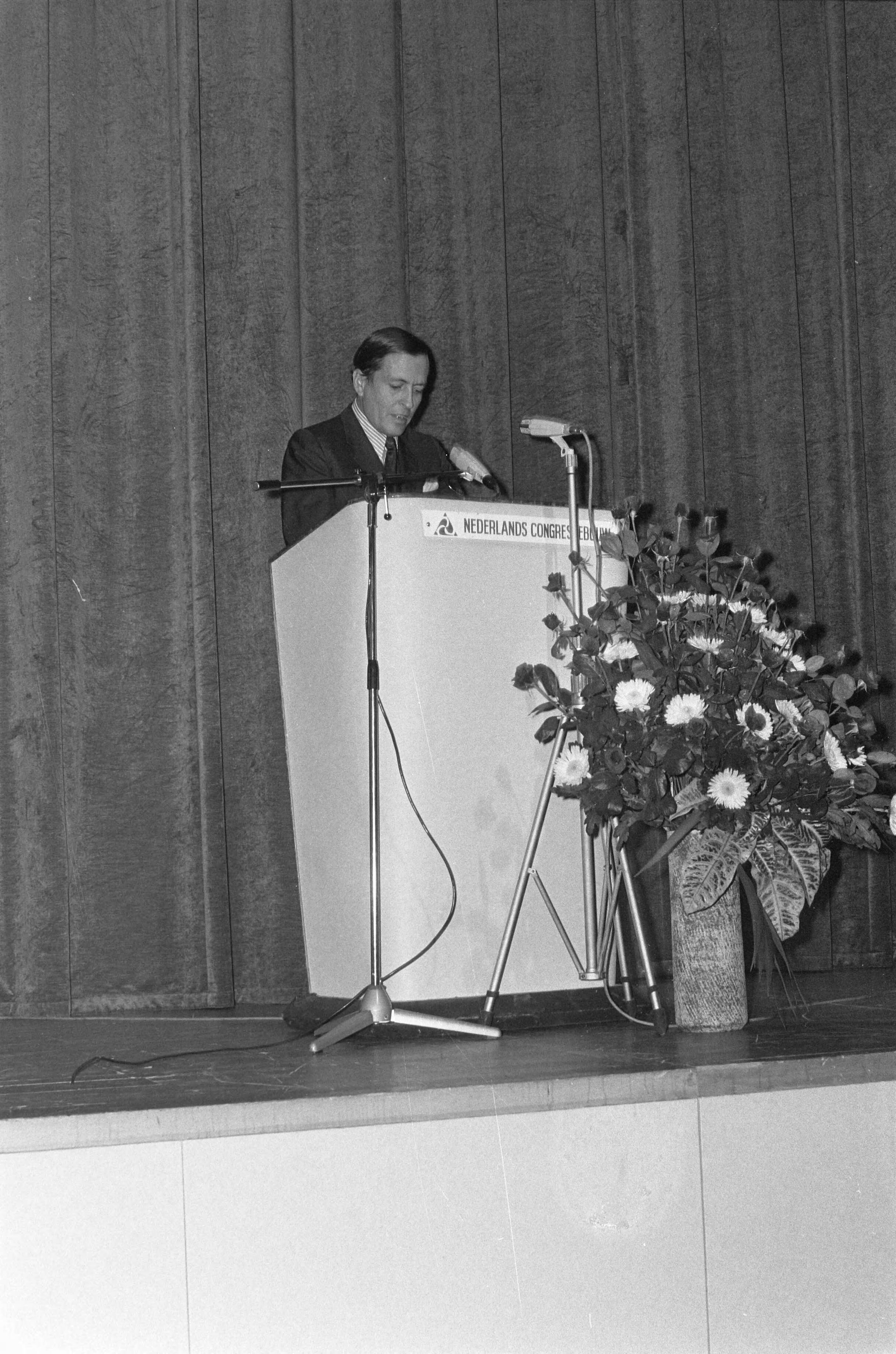 Fotocollectie Anefo — Prins Claus opent vijfde Europese conferentie Society for International Development , Den Haag — Foto: Punt, W. / Anefo. Licentie: Set B: Rechtenvrij / Publiek Domein. Bron: Nationaal Archief. http://hdl.handle.net/10648/abd4739a-d0b4-102d-bcf8-003048976d84