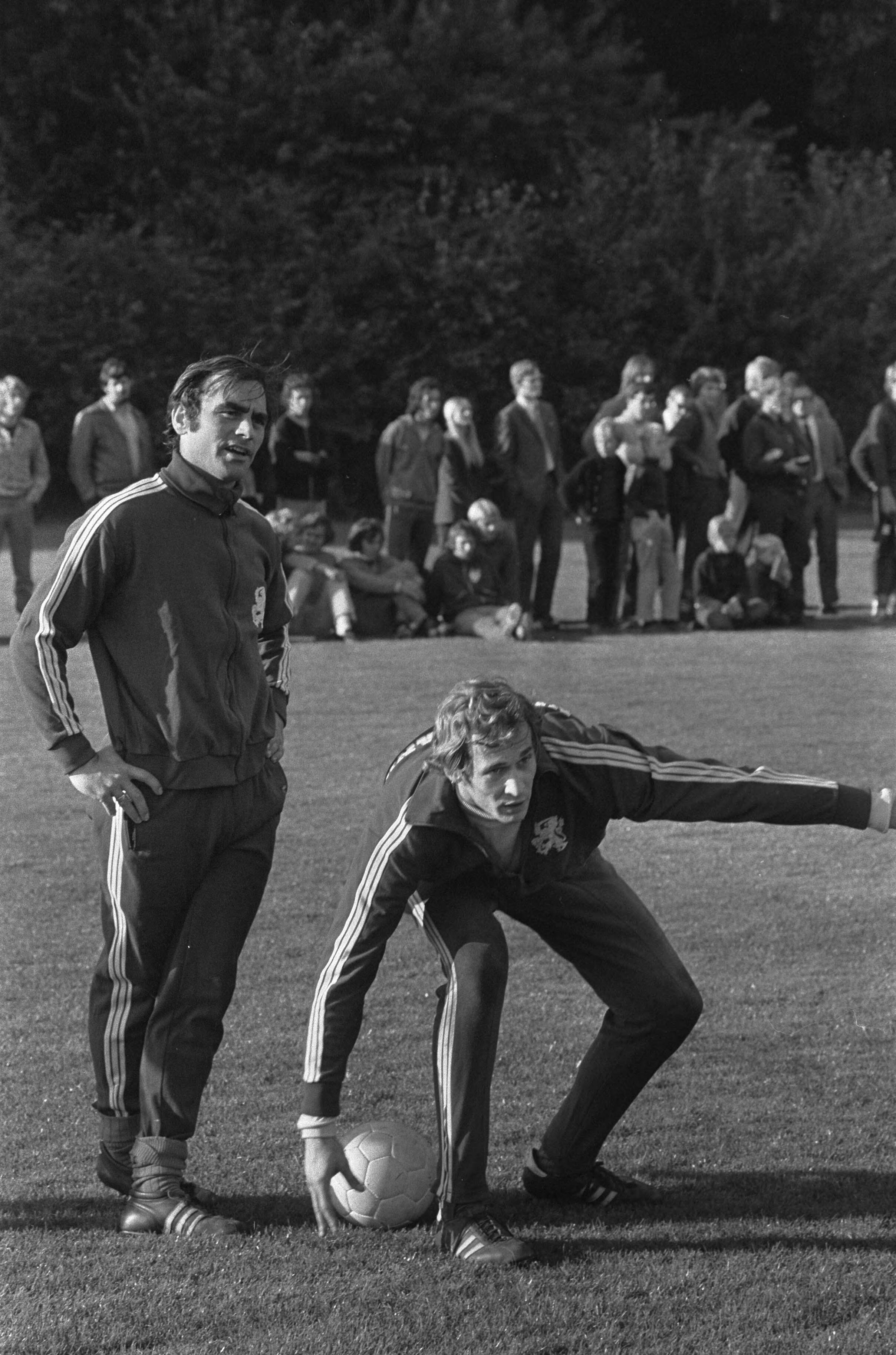 Fotocollectie Anefo — Nederlands elftal traint voor wedstrijd tegen DDR te Zeist — Foto: Evers, Joost / Anefo. Licentie: Set B: Rechtenvrij / Publiek Domein. Bron: Nationaal Archief. http://hdl.handle.net/10648/abd1e440-d0b4-102d-bcf8-003048976d84