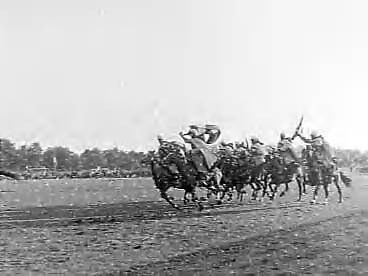 Fotocollectie Anefo — Concours hippique in Groningen, demonstraties van het Franse 7e eskadron "Spahis Algériens" — Foto: Bilsen, Joop van / Anefo. Licentie: Set B: Rechtenvrij / Publiek Domein. Bron: Nationaal Archief. http://hdl.handle.net/10648/a9834eea-d0b4-102d-bcf8-003048976d84