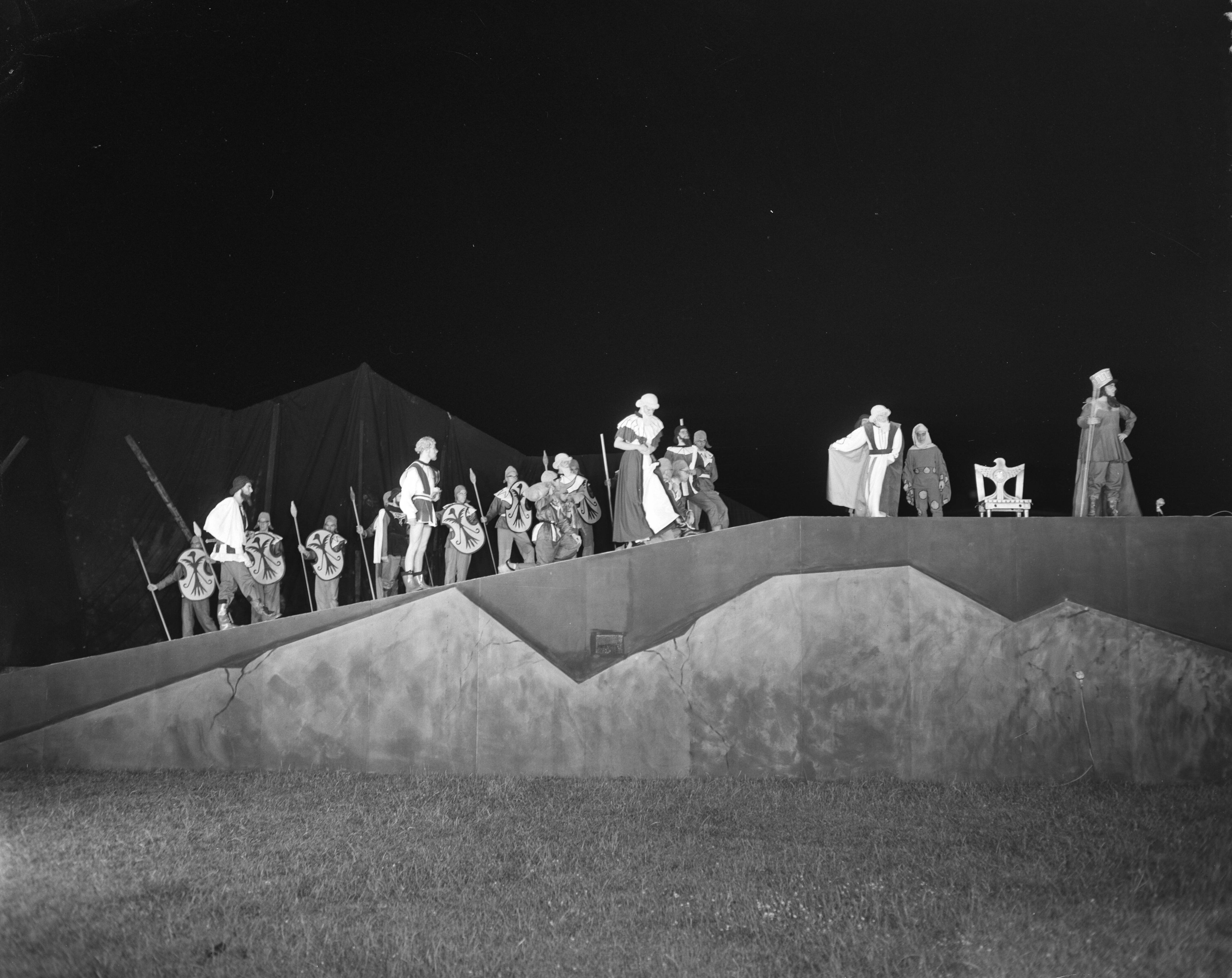 Lustrum USC Utrecht (1956) — Generale repetitie het lustrumspel "Xerxes" van het USC — Foto: Bilsen, Joop van / Anefo. Licentie: Set B: Rechtenvrij / Publiek Domein. Bron: Nationaal Archief. http://hdl.handle.net/10648/a94b0814-d0b4-102d-bcf8-003048976d84