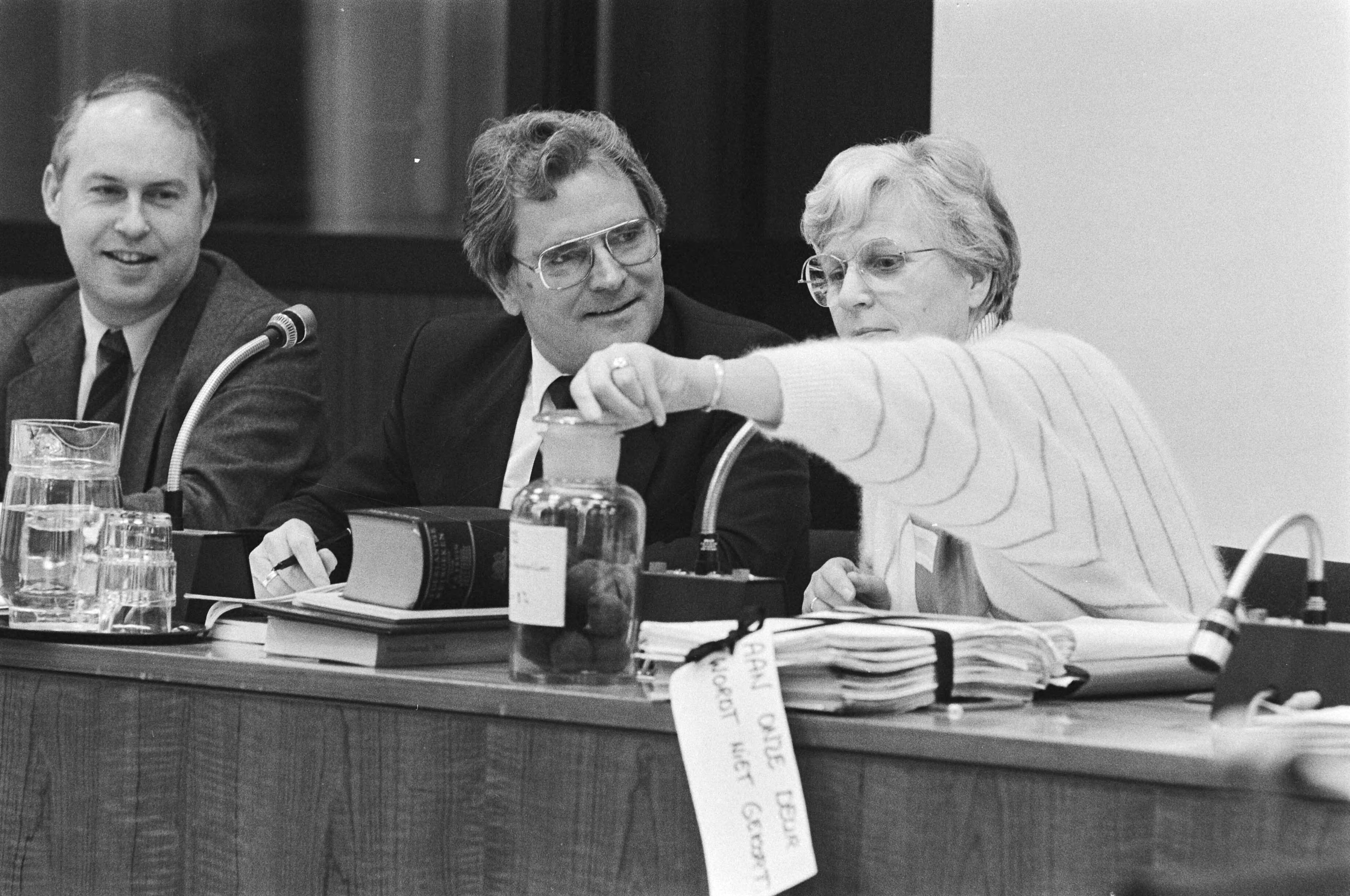 Fotocollectie Anefo — Kamercommissie SoZa sprak in Den Haag over de z.g. woningdelernorm (ook wel voordeursdeling) met staatssecr. De Graaf — Foto: Croes, Rob C. / Anefo. Licentie: Set B: Rechtenvrij / Publiek Domein. Bron: Nationaal Archief. http://hdl.handle.net/10648/ad3fc1b2-d0b4-102d-bcf8-003048976d84