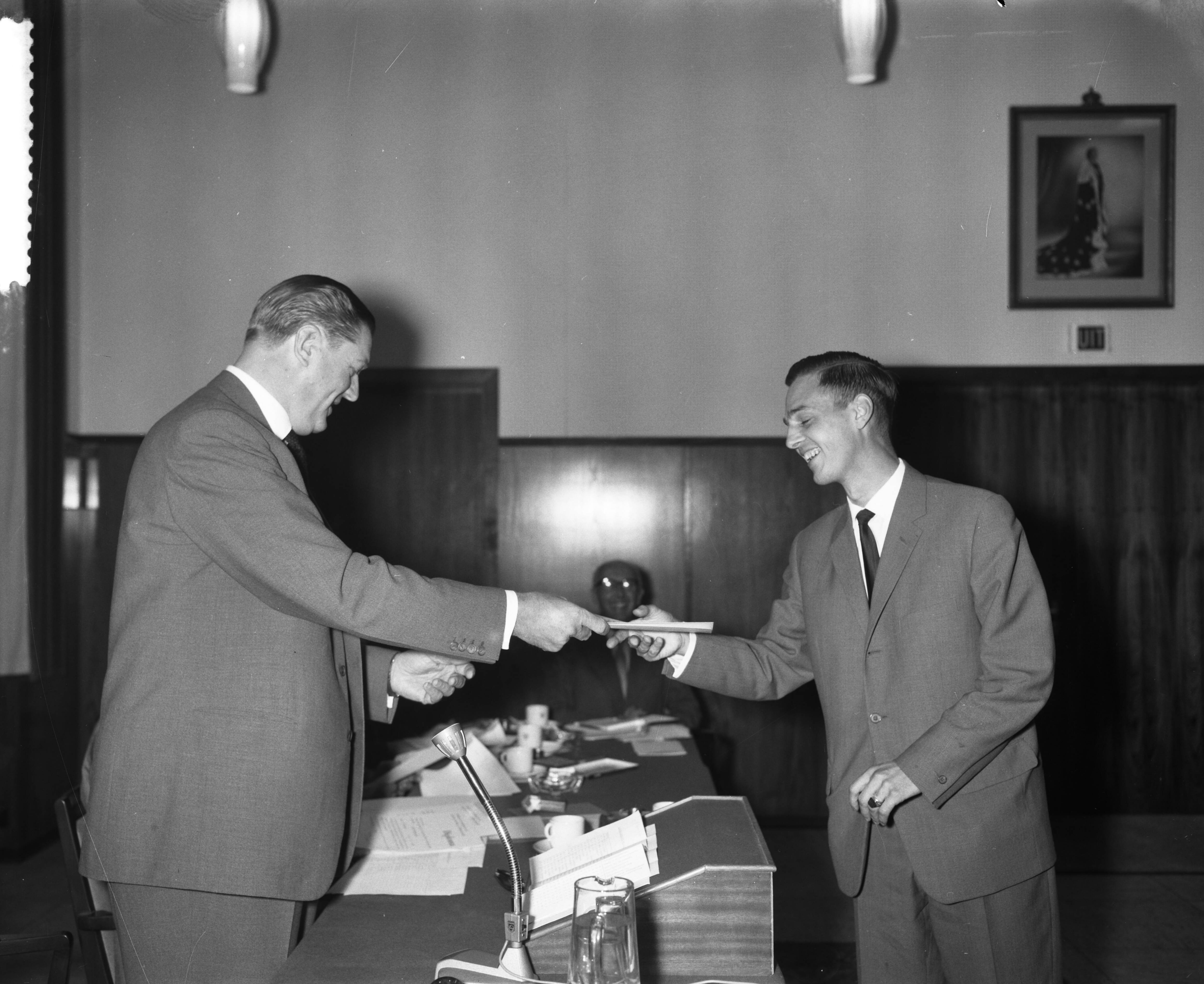 Fotocollectie Anefo — Stichting Bankstudies aan de Koninginnegracht 101 Den Haag. Uitreiking diploma's (opdracht) — Foto: Bilsen, Joop van / Anefo. Licentie: Set B: Rechtenvrij / Publiek Domein. Bron: Nationaal Archief. http://hdl.handle.net/10648/a9ddc21c-d0b4-102d-bcf8-003048976d84