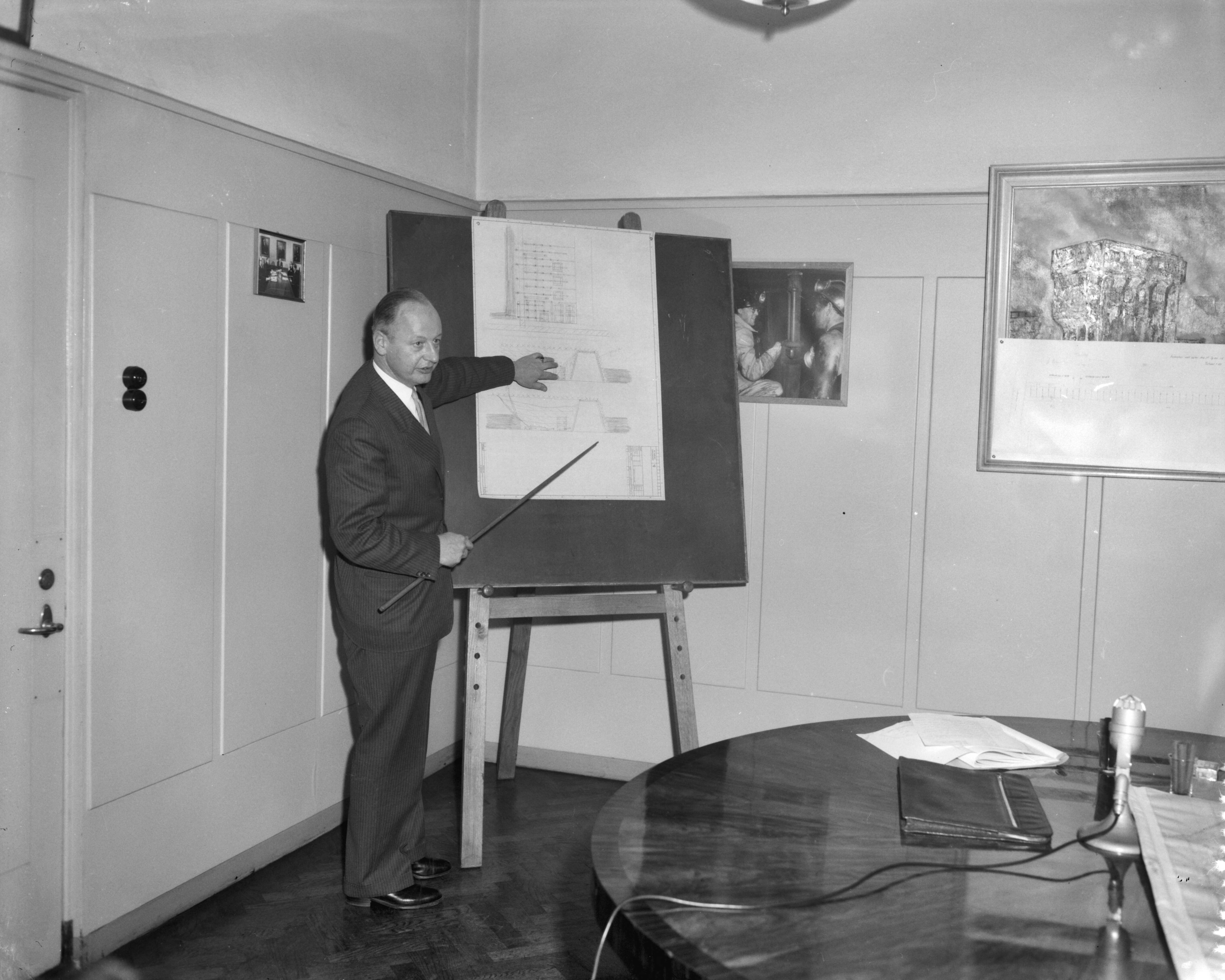 Fotocollectie Anefo — Mijnramp in staatsmijn Maurits te Geleen. Persconferentie door minjbouwnkundig directeur Ir. A. Hellemans — Foto: Behrens, Herbert F. / Anefo. Licentie: Set B: Rechtenvrij / Publiek Domein. Bron: Nationaal Archief. http://hdl.handle.net/10648/a976b702-d0b4-102d-bcf8-003048976d84