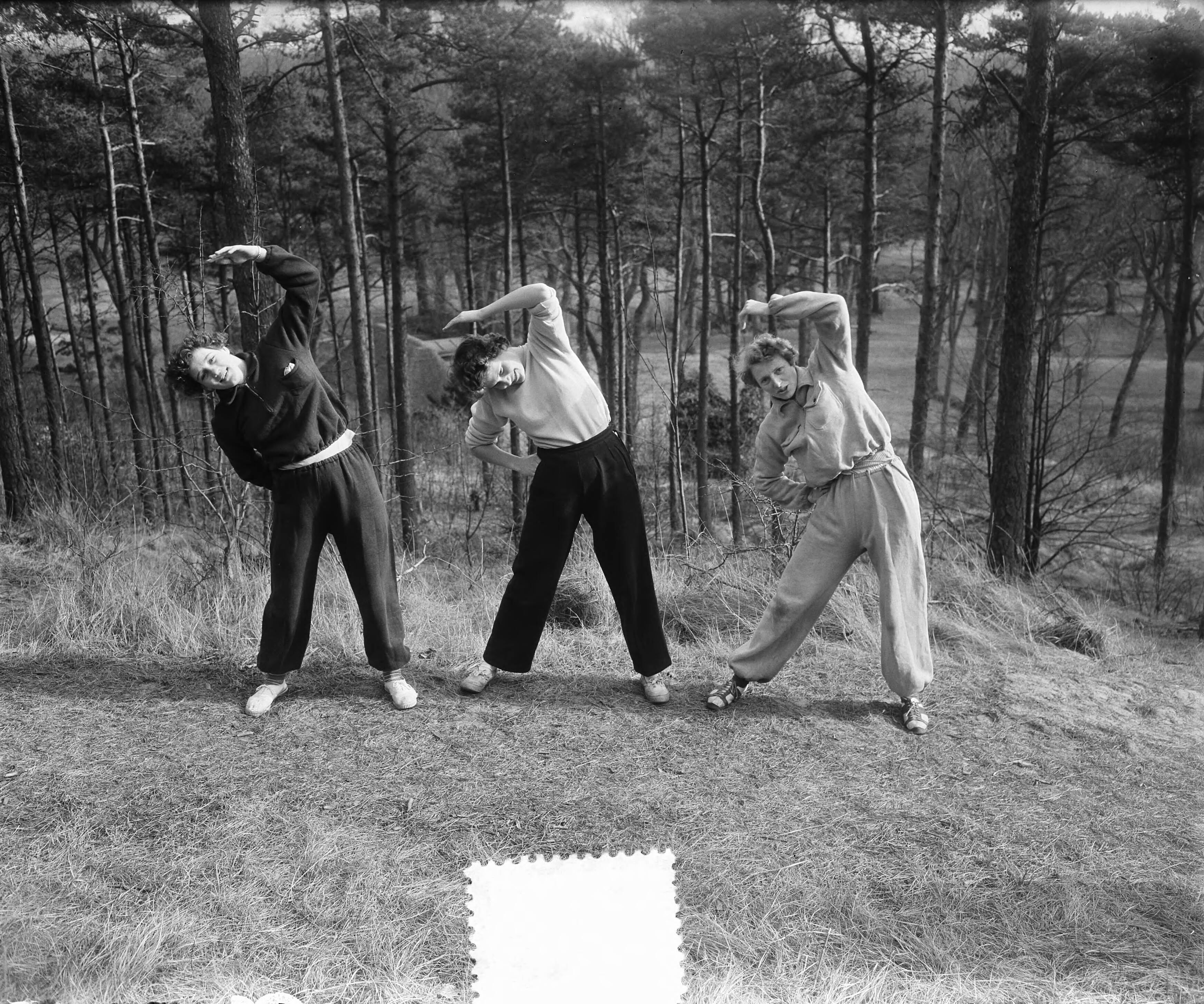 Fotocollectie Anefo — Atletentraining in Overveen. Zwemster Ria Vonk, tennister Fenny ten Bosch en atlete Fanny Blankers-Koen — Foto: Pot, Harry / Anefo. Licentie: Set B: Rechtenvrij / Publiek Domein. Bron: Nationaal Archief. http://hdl.handle.net/10648/a907fa92-d0b4-102d-bcf8-003048976d84