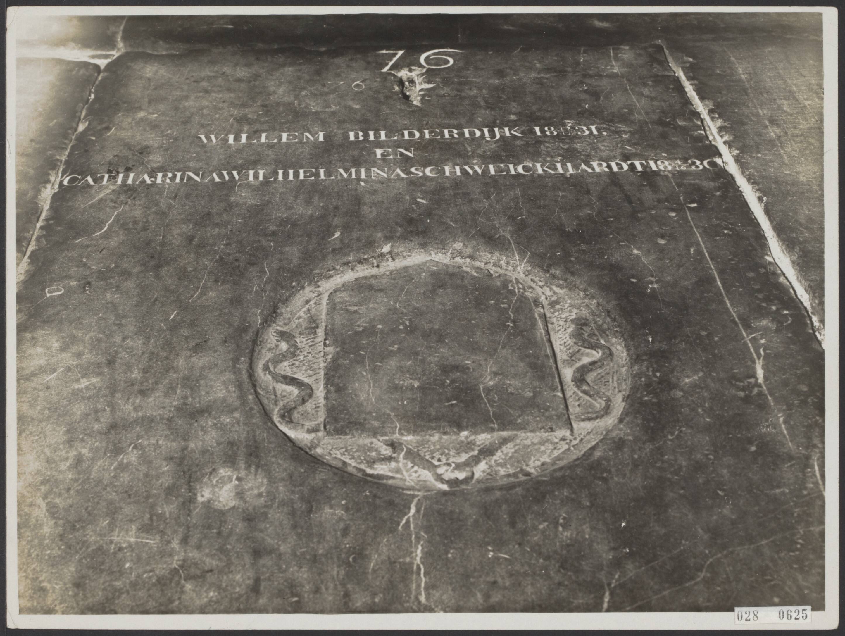 Fotocollectie Elsevier Binnenland — Graf van Willem Bilderdijk in de Grote Kerk te Haarlem — Foto: N.V. Polygoon. Licentie: Set B: Rechtenvrij / Publiek Domein. Bron: Nationaal Archief. http://hdl.handle.net/10648/adde58c2-d0b4-102d-bcf8-003048976d84