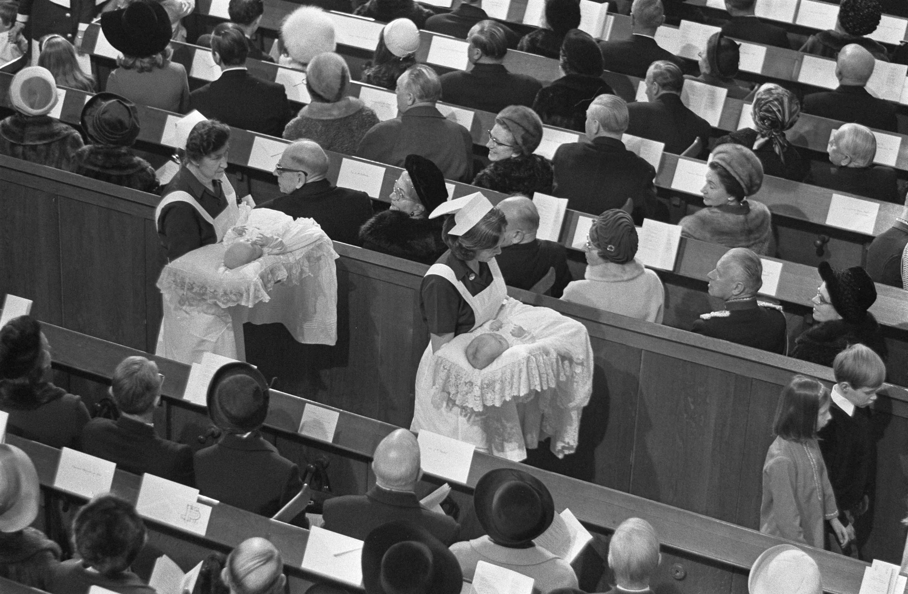 Fotocollectie Anefo — Doop van prins Constantijn en prins Bernhard in Domkerk te Utrecht. Overzicht — Foto: Koch, Eric / Anefo. Licentie: Set B: Rechtenvrij / Publiek Domein. Bron: Nationaal Archief. http://hdl.handle.net/10648/ab8e28a4-d0b4-102d-bcf8-003048976d84