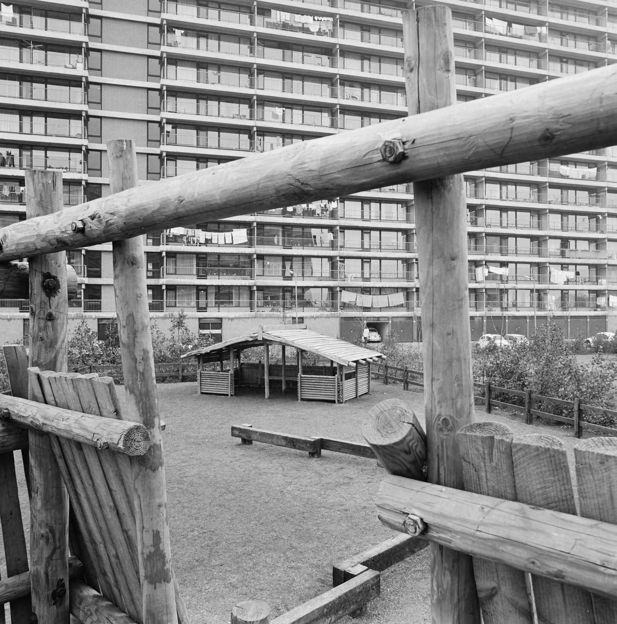 Fotocollectie Nederlandse Heidemaatschappij — Zoetermeer. Speelwerktuigen rond flats — Foto: Fotograaf Onbekend / Heidemij. Licentie: Set B: Rechtenvrij / Publiek Domein. Bron: Nationaal Archief. http://hdl.handle.net/10648/ae53468c-d0b4-102d-bcf8-003048976d84