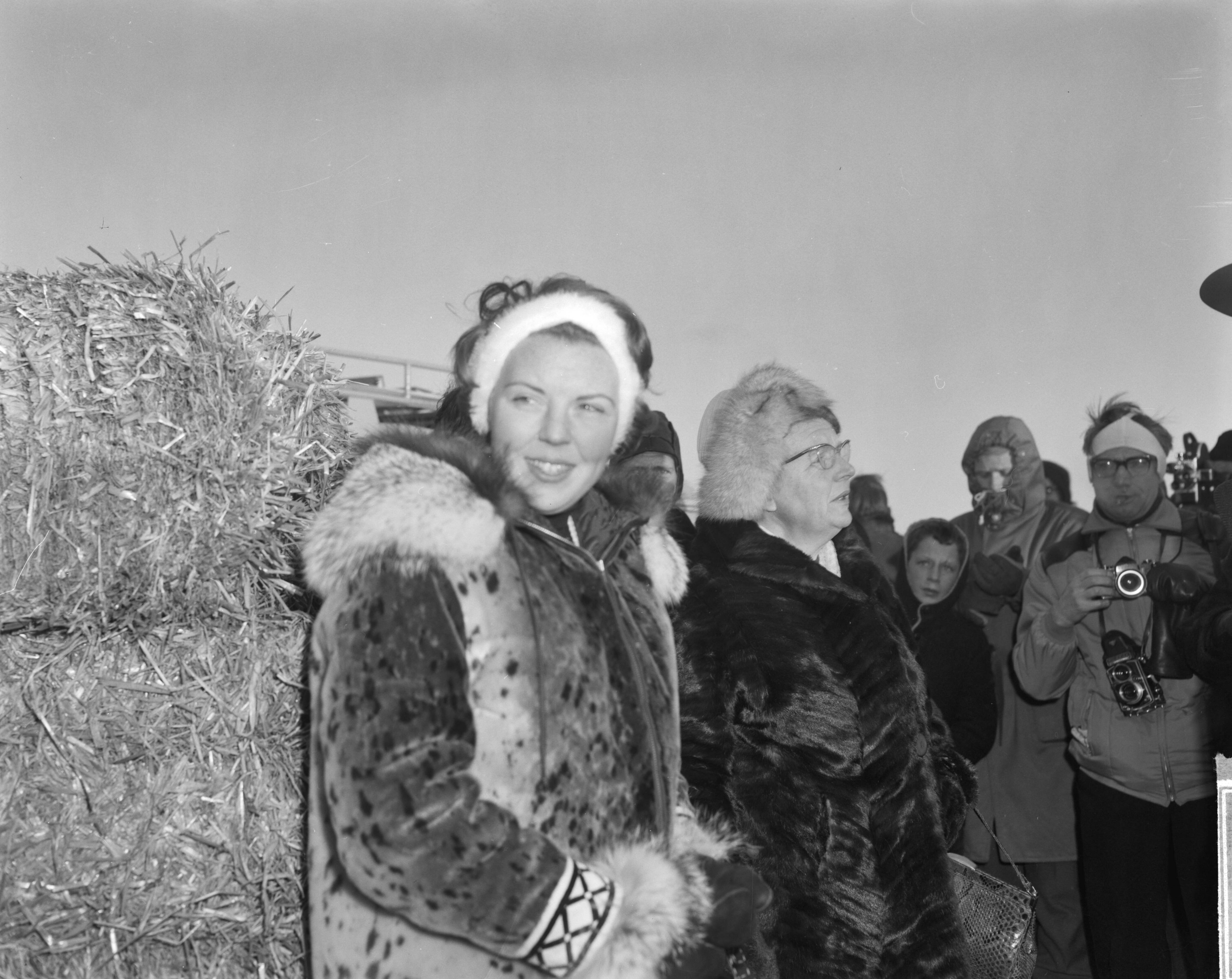 Fotocollectie Anefo — Elfstedentocht 1963. koningin Juliana en orinses Beatrix bij de finish in Leeuwarden — Foto: Bilsen, Joop van / Anefo. Licentie: Set B: Rechtenvrij / Publiek Domein. Bron: Nationaal Archief. http://hdl.handle.net/10648/aa267f7a-d0b4-102d-bcf8-003048976d84