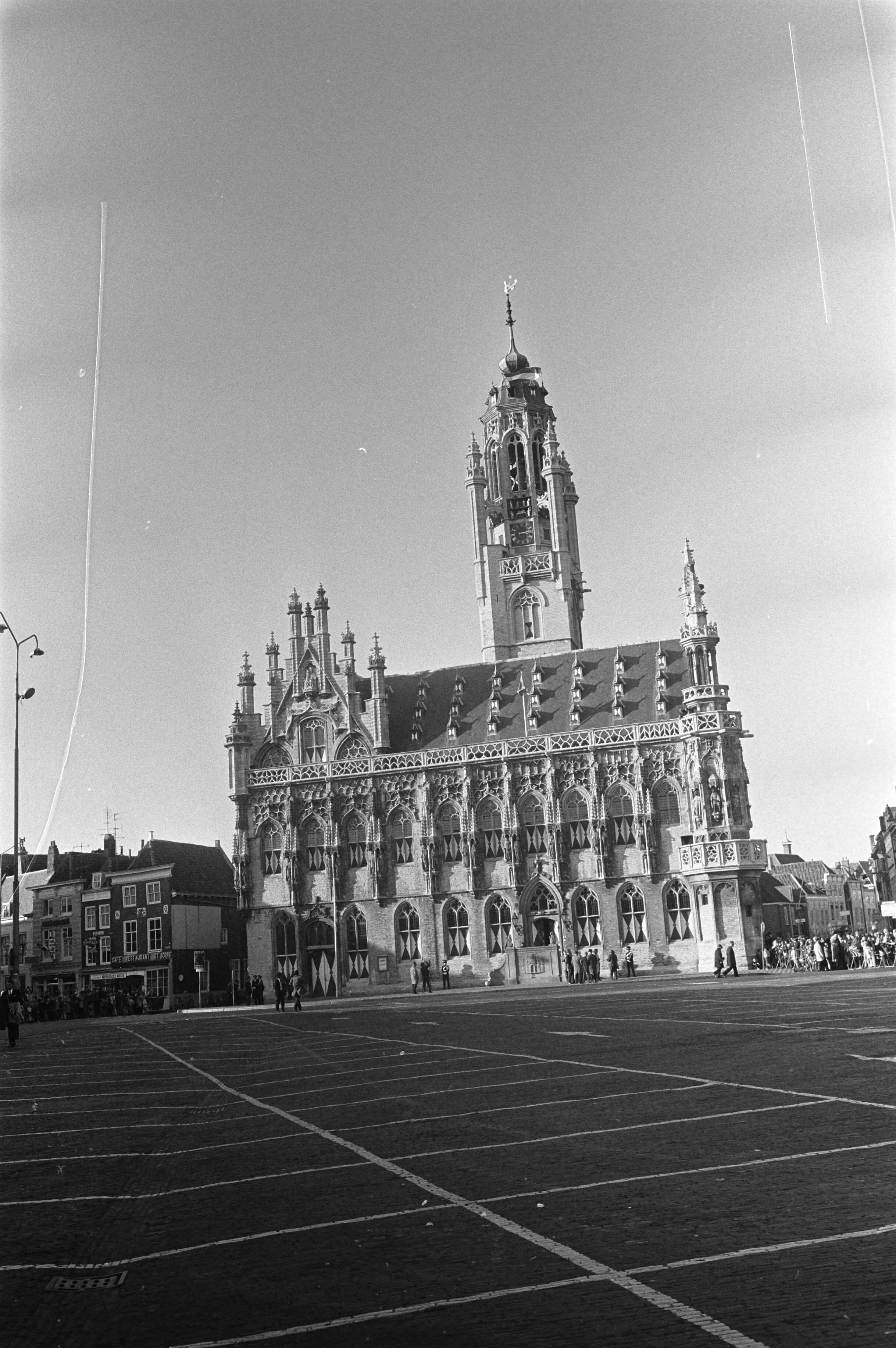 Fotocollectie Anefo — koningin Juliana bezoekt Zeeland ter gelegenheid herdenking bevrijding van Zeeland 25 jaar geleden. Stadhuis Middelburg, exterieur / — Foto: Koch, Eric / Anefo. Licentie: Set B: Rechtenvrij / Publiek Domein. Bron: Nationaal Archief. http://hdl.handle.net/10648/ab7f94c4-d0b4-102d-bcf8-003048976d84
