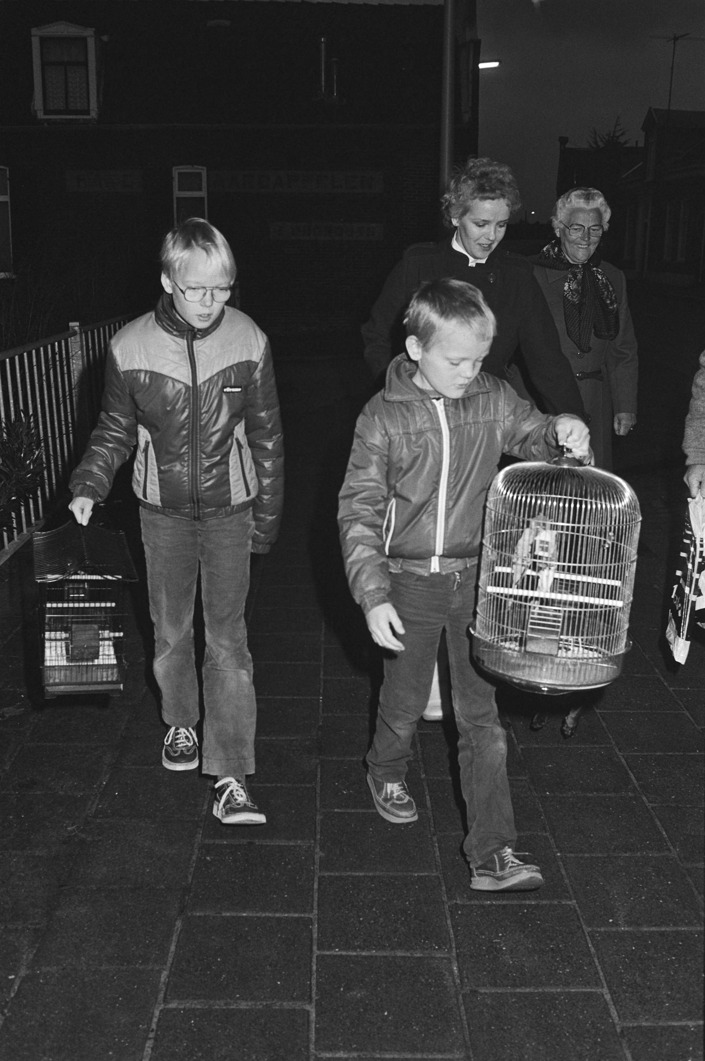 Onschadelijk maken van een vijfhonderdponds vliegtuigbom uit de Tweede Wereldoorlog in Bodegraven — Kinderen nemen hun vogelkooien mee bij de evacuatie van bewoners — Foto: Antonisse, Marcel / Anefo. Licentie: Set B: Rechtenvrij / Publiek Domein. Bron: Nationaal Archief. http://hdl.handle.net/10648/ad2549e0-d0b4-102d-bcf8-003048976d84