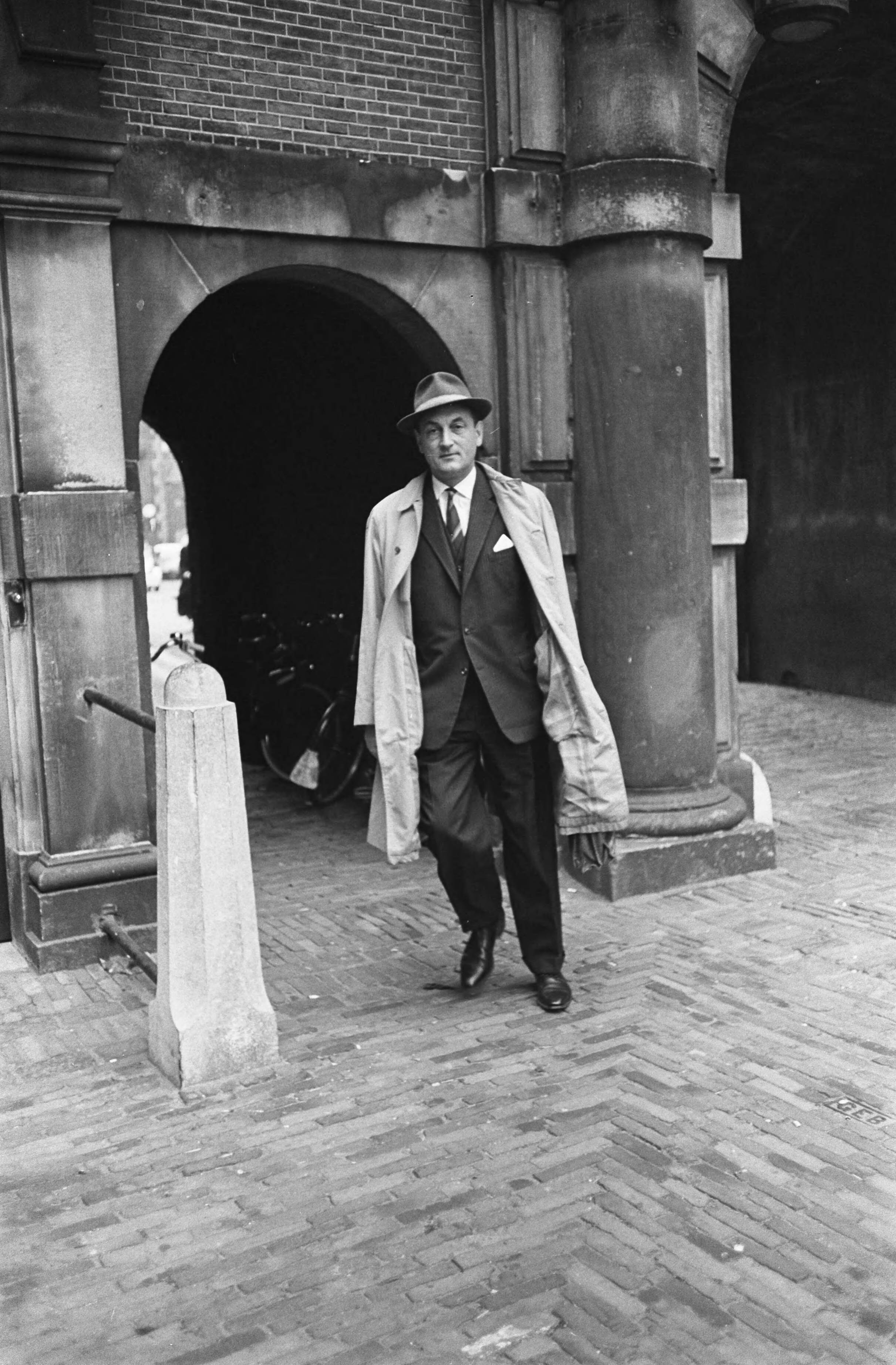 Fotocollectie Anefo — Kabinet in Den Haag bijeen, minister Toxopeus — Foto: Pot, Harry / Anefo. Licentie: Set B: Rechtenvrij / Publiek Domein. Bron: Nationaal Archief. http://hdl.handle.net/10648/aa1cb2f6-d0b4-102d-bcf8-003048976d84