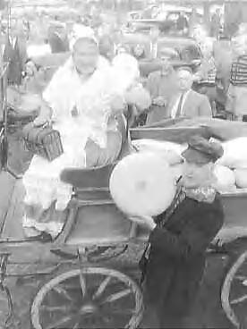 Fotocollectie Anefo — Traditionele kaasmarkt te Bodegraven — Foto: Pot, Harry / Anefo. Licentie: Set B: Rechtenvrij / Publiek Domein. Bron: Nationaal Archief. http://hdl.handle.net/10648/a9843e72-d0b4-102d-bcf8-003048976d84