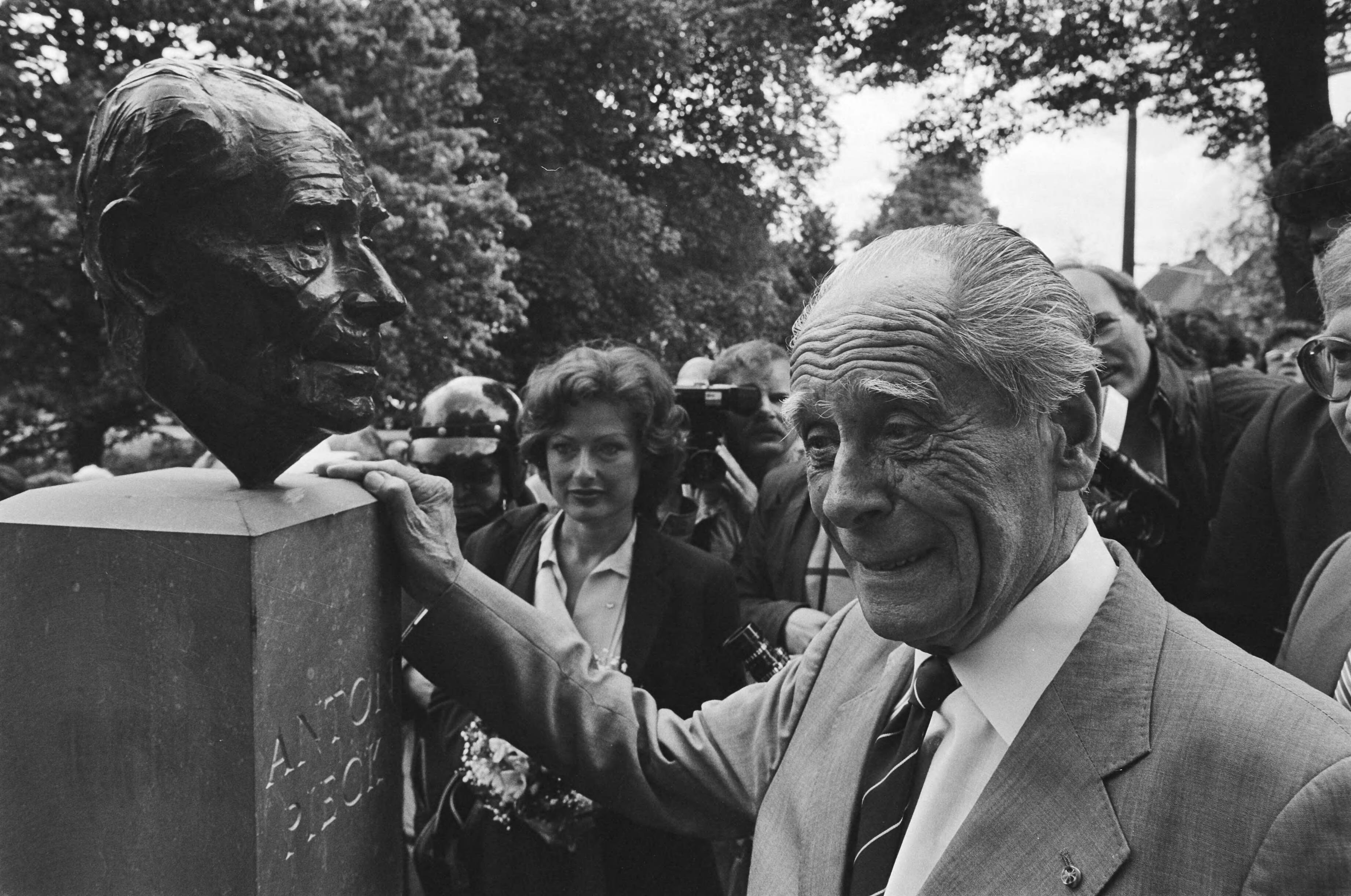 Onthulling van een beeld van Anton Pieck in Overveen — Anton Pieck bij de bronzen kop — Foto: Croes, Rob C. / Anefo. Licentie: Set B: Rechtenvrij / Publiek Domein. Bron: Nationaal Archief. http://hdl.handle.net/10648/ad2abb8c-d0b4-102d-bcf8-003048976d84