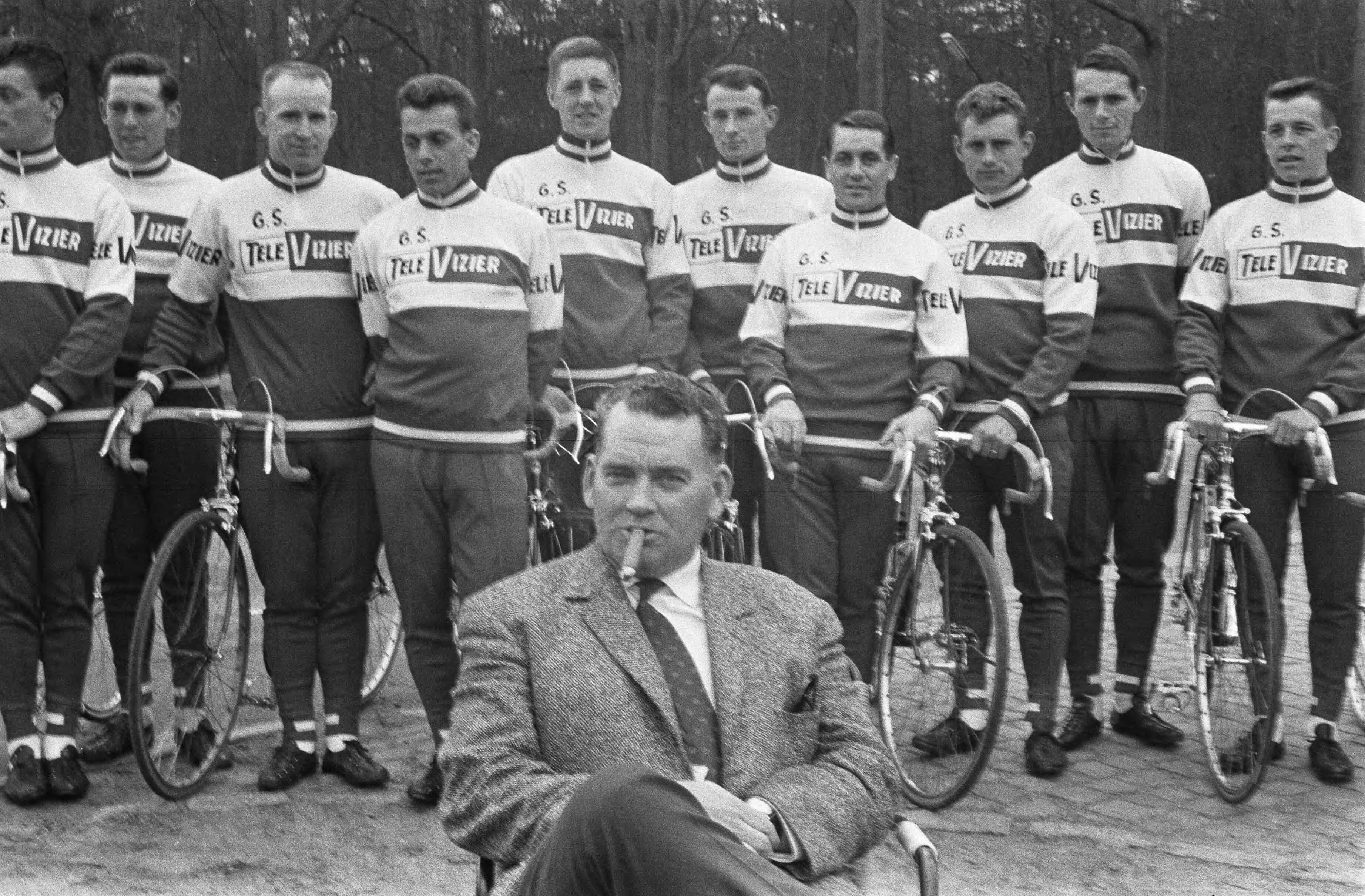 Fotocollectie Anefo — Nederlandse wielerploeg voor Tour de France 1964 gepresenteerd, hele ploeg met in de voorgrond een zittende ploegleider Kees Pellenaars — Foto: Pot, Harry / Anefo. Licentie: Set B: Rechtenvrij / Publiek Domein. Bron: Nationaal Archief. http://hdl.handle.net/10648/aa60e2a0-d0b4-102d-bcf8-003048976d84
