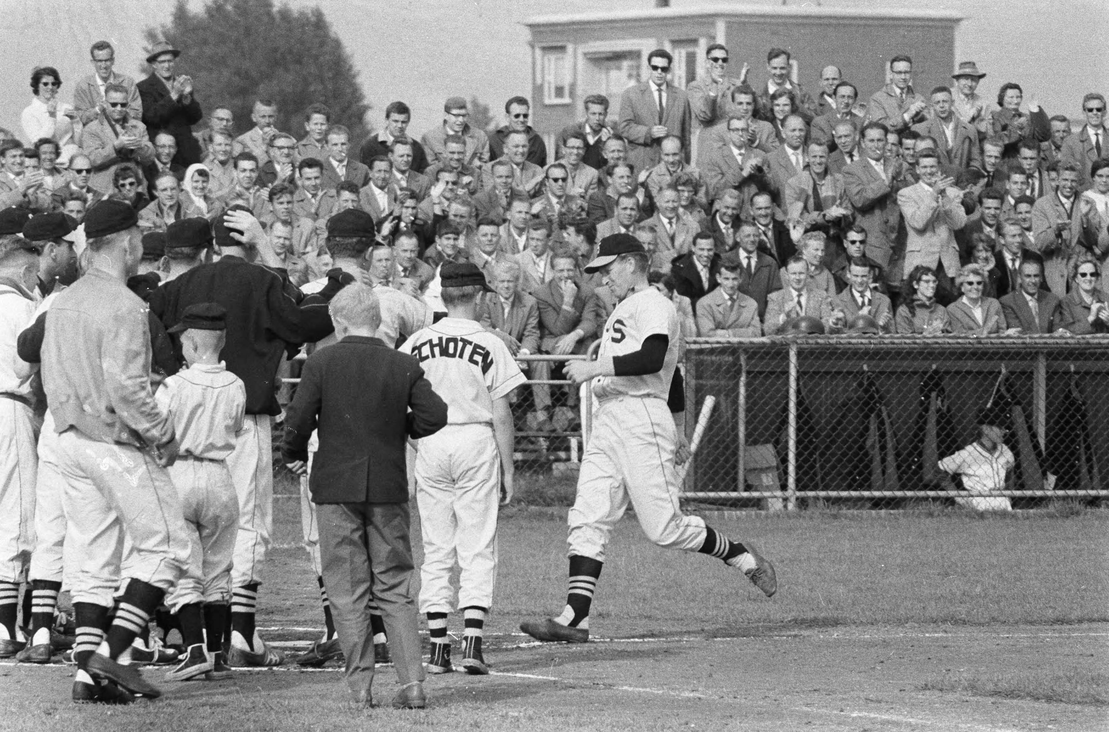 Fotocollectie Anefo — Honkbal. EHS tegen Schoten, Geurts komt binnen na home-run van Heemskerk — Foto: Rossem, Wim van / Anefo. Licentie: Set B: Rechtenvrij / Publiek Domein. Bron: Nationaal Archief. http://hdl.handle.net/10648/a9b6867a-d0b4-102d-bcf8-003048976d84