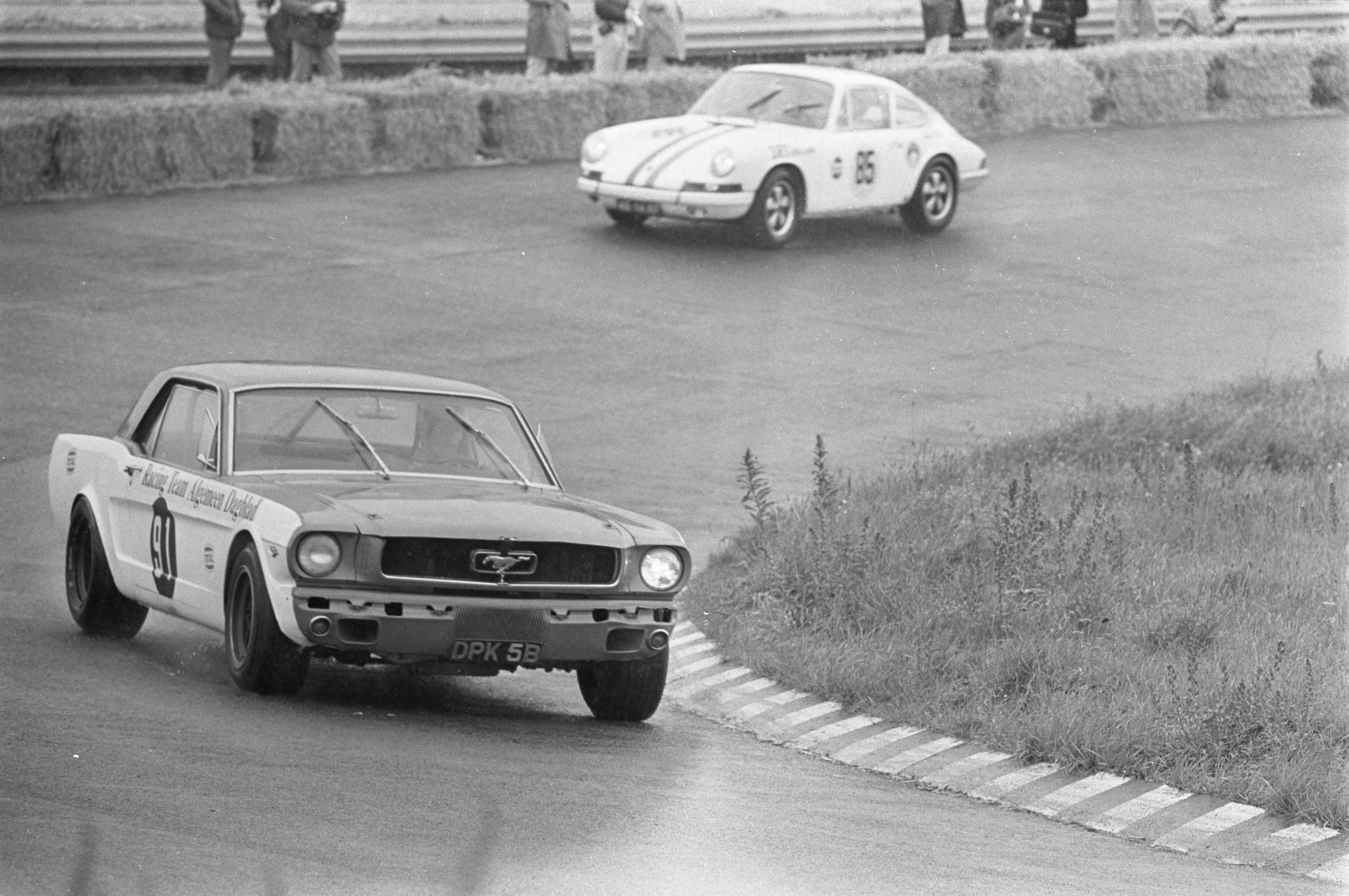 Fotocollectie Anefo — Grand Prix 68 Zandvoort .Voorwedstrijd. Rob Slotemaker in aktie (met een Mustang) — Foto: Evers, Joost / Anefo. Licentie: Set B: Rechtenvrij / Publiek Domein. Bron: Nationaal Archief. http://hdl.handle.net/10648/ab44f828-d0b4-102d-bcf8-003048976d84