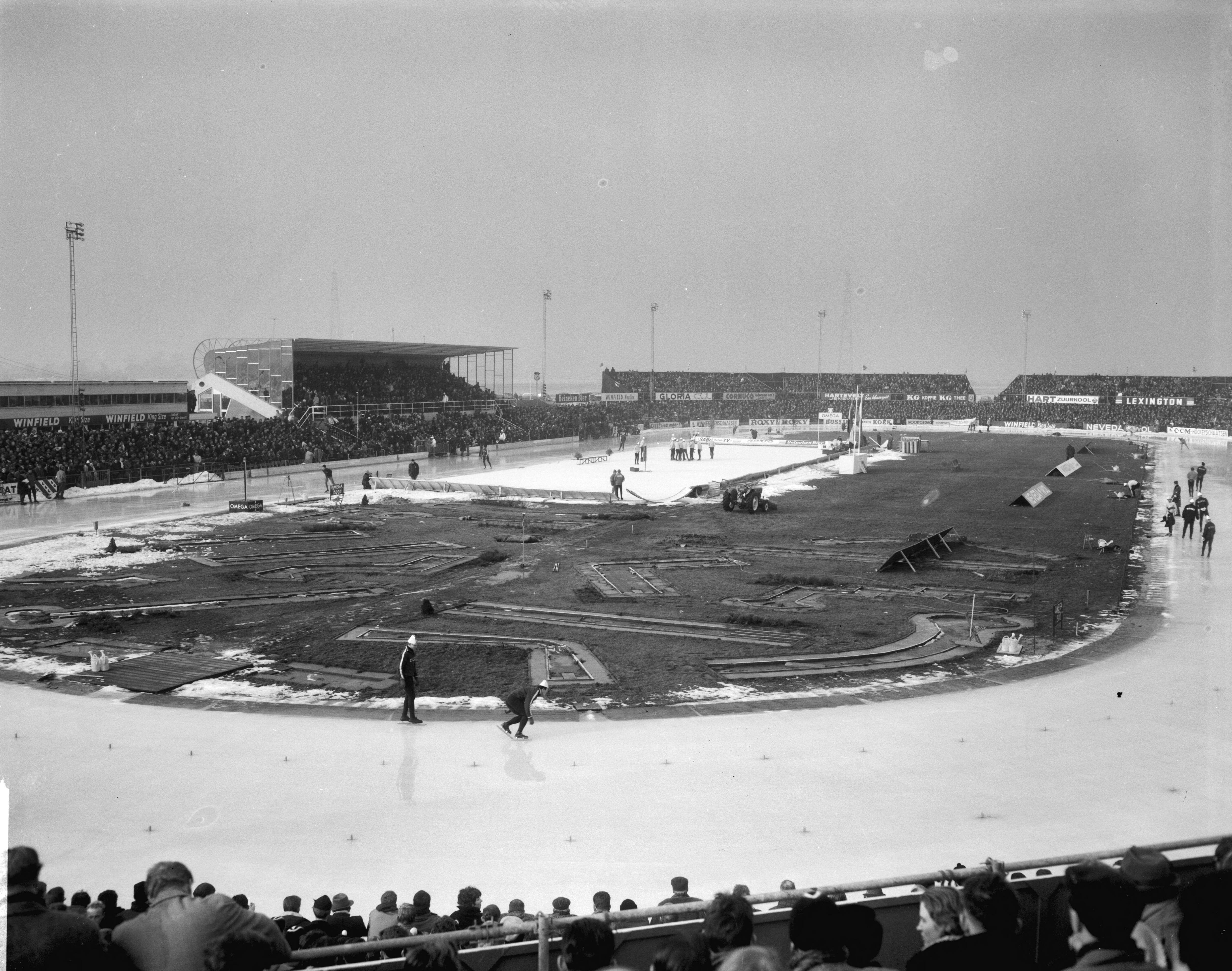 Fotocollectie Anefo — Europese Schaatskampioenschappen te Deventer — Foto: Bilsen, Joop van / Anefo. Licentie: Set B: Rechtenvrij / Publiek Domein. Bron: Nationaal Archief. http://hdl.handle.net/10648/aad8043e-d0b4-102d-bcf8-003048976d84