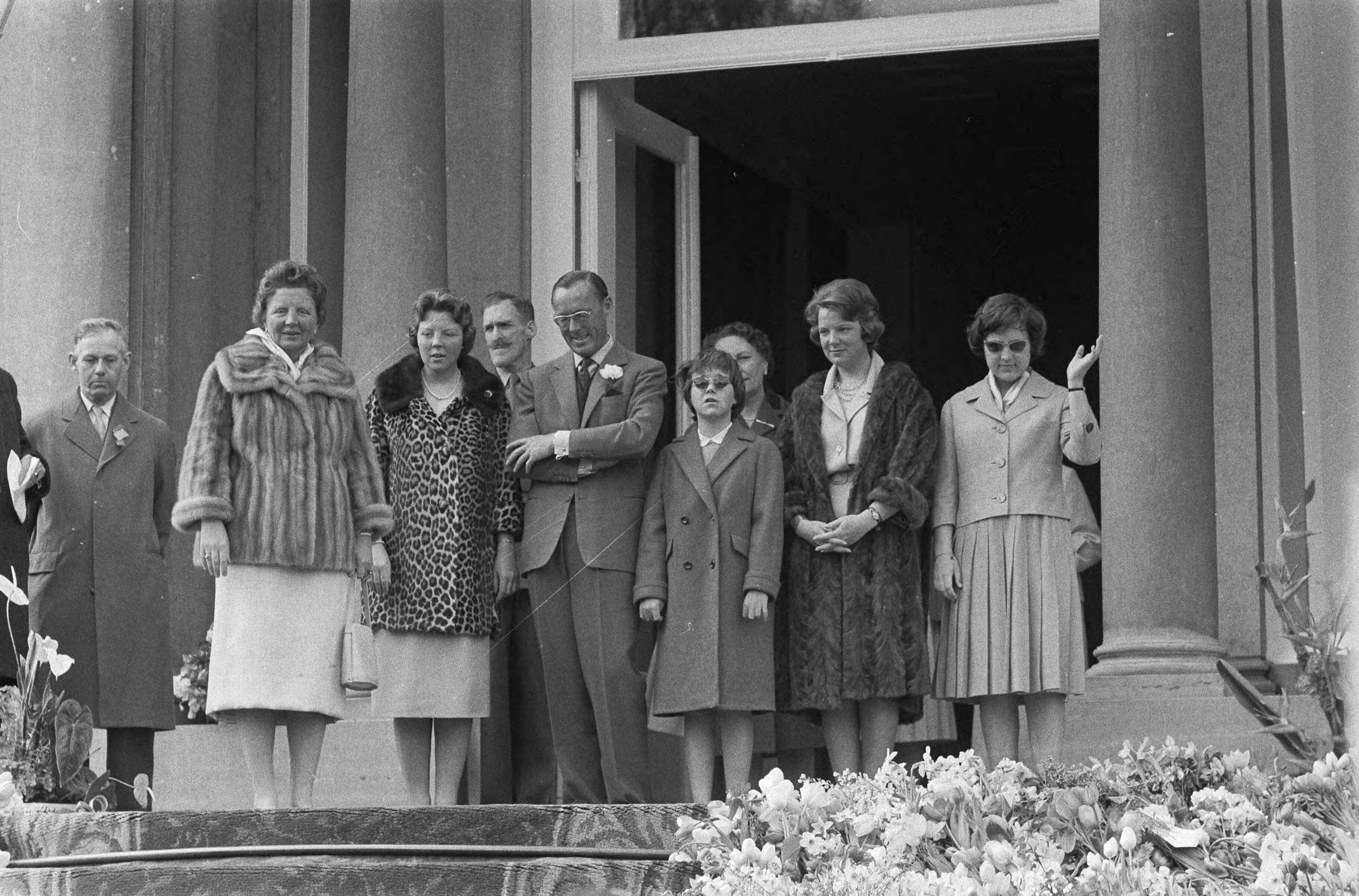 Koninginnedag 1960 — De koninklijke familie op het bordes van paleis Soestdijk — Foto: Fotograaf Onbekend / Anefo. Licentie: Set B: Rechtenvrij / Publiek Domein. Bron: Nationaal Archief. http://hdl.handle.net/10648/a9ad8bf6-d0b4-102d-bcf8-003048976d84