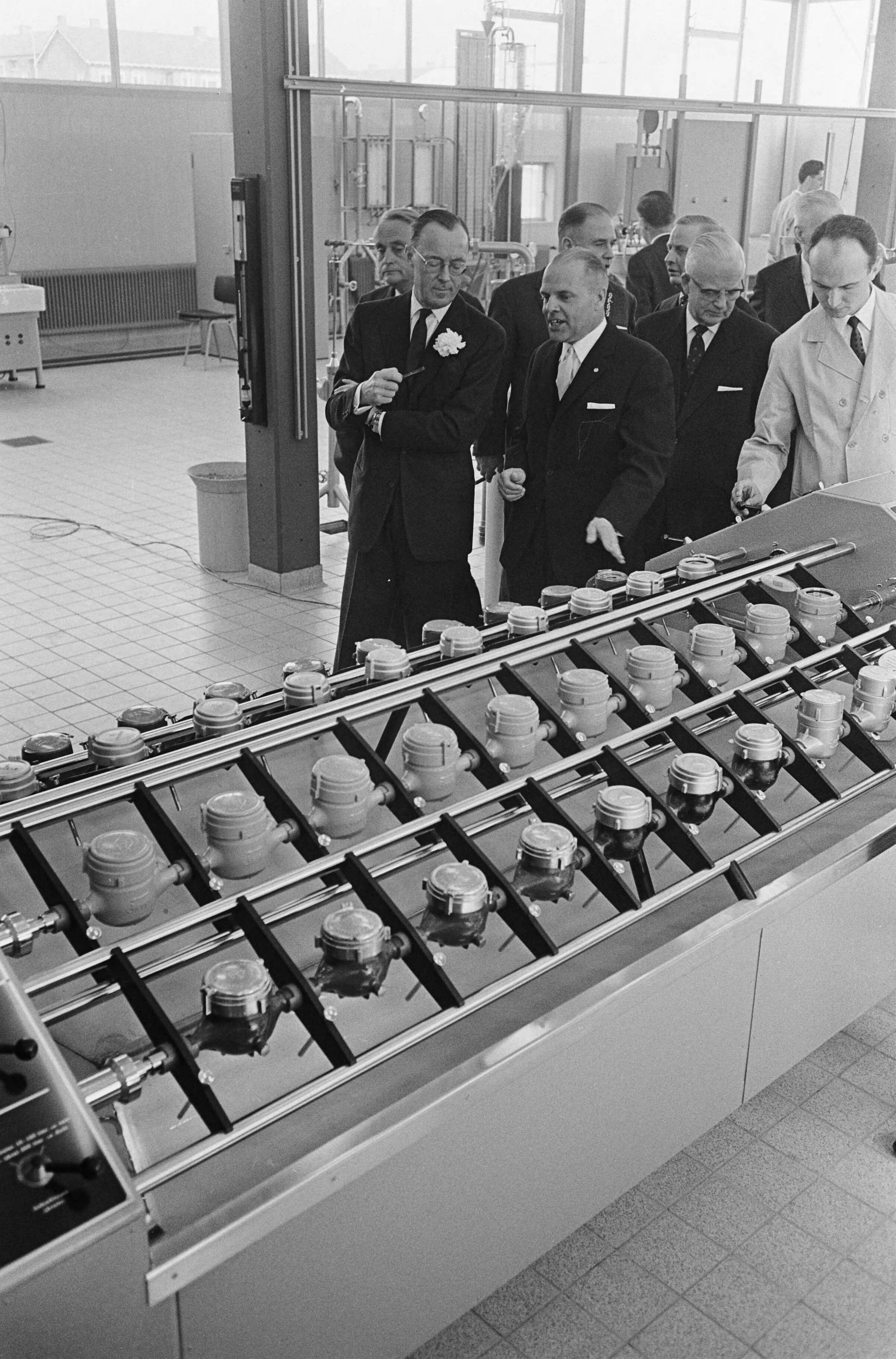 Fotocollectie Anefo — Prins Bernhard opende Kiwa te Rijswijk, Prins Bernhard op het laboratorium, drukt op knop — Foto: Koch, Eric / Anefo. Licentie: Set B: Rechtenvrij / Publiek Domein. Bron: Nationaal Archief. http://hdl.handle.net/10648/aaa346b8-d0b4-102d-bcf8-003048976d84