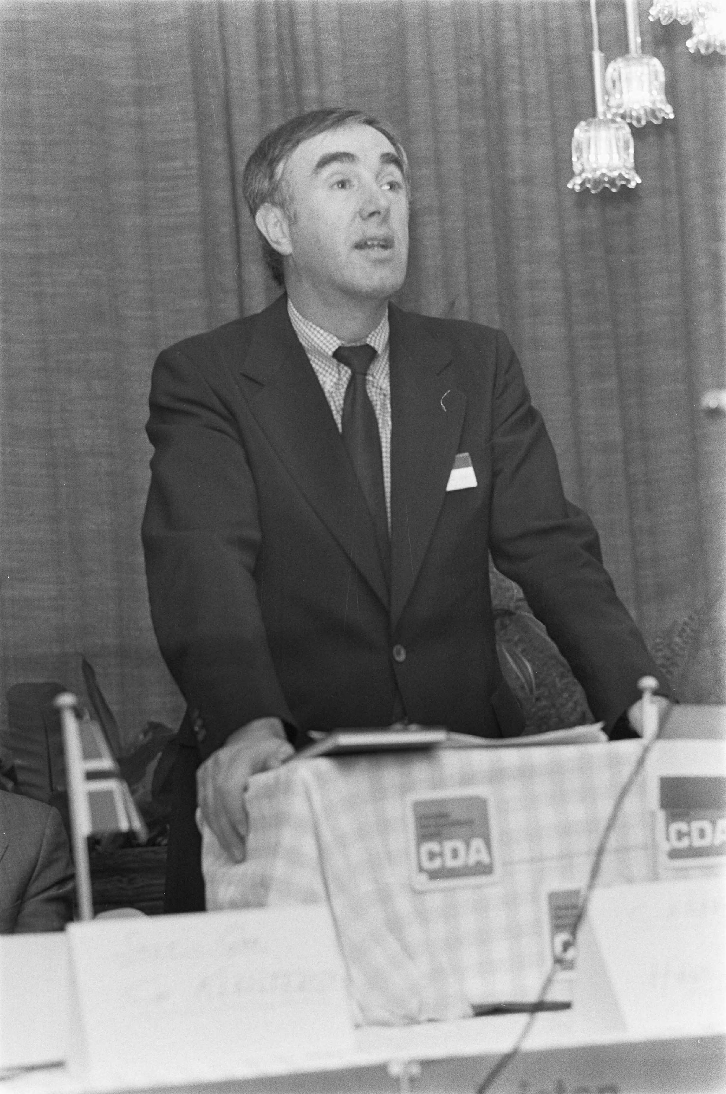 Fotocollectie Anefo — Speciale bijeenkomst CDA in Scheveningen met Nederlandse en Scandinavische Christen Democraten. Hans de Boer — Foto: Suyk, Koen / Anefo. Licentie: Set B: Rechtenvrij / Publiek Domein. Bron: Nationaal Archief. http://hdl.handle.net/10648/acbe401a-d0b4-102d-bcf8-003048976d84