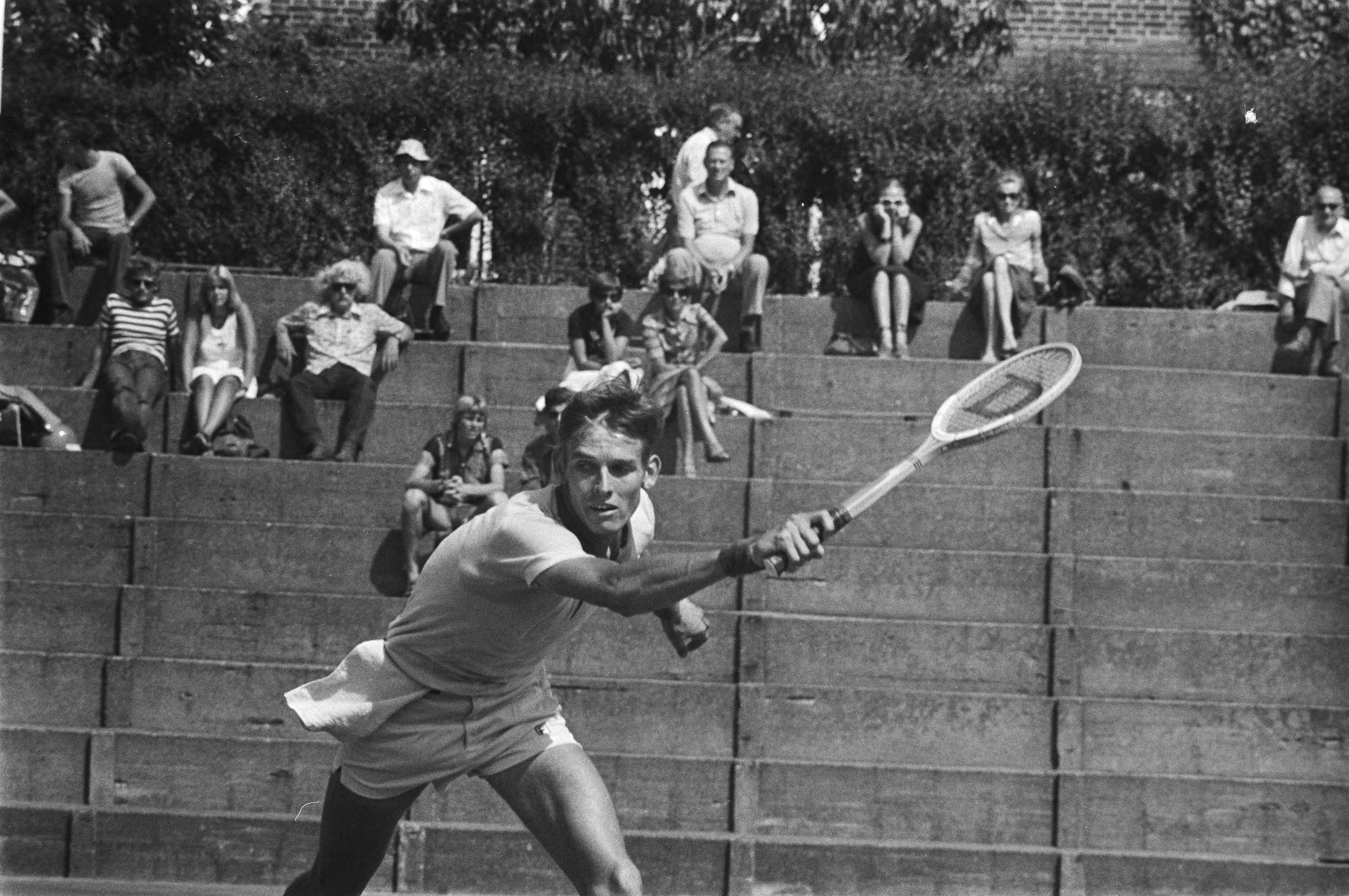 Fotocollectie Anefo — Nationale tenniskampioenschappen Scheveningen ; finales Loek Sanders (Kampioenschappen 1976) in aktie — Foto: Croes, Rob C. / Anefo. Licentie: Set B: Rechtenvrij / Publiek Domein. Bron: Nationaal Archief. http://hdl.handle.net/10648/ac89c510-d0b4-102d-bcf8-003048976d84