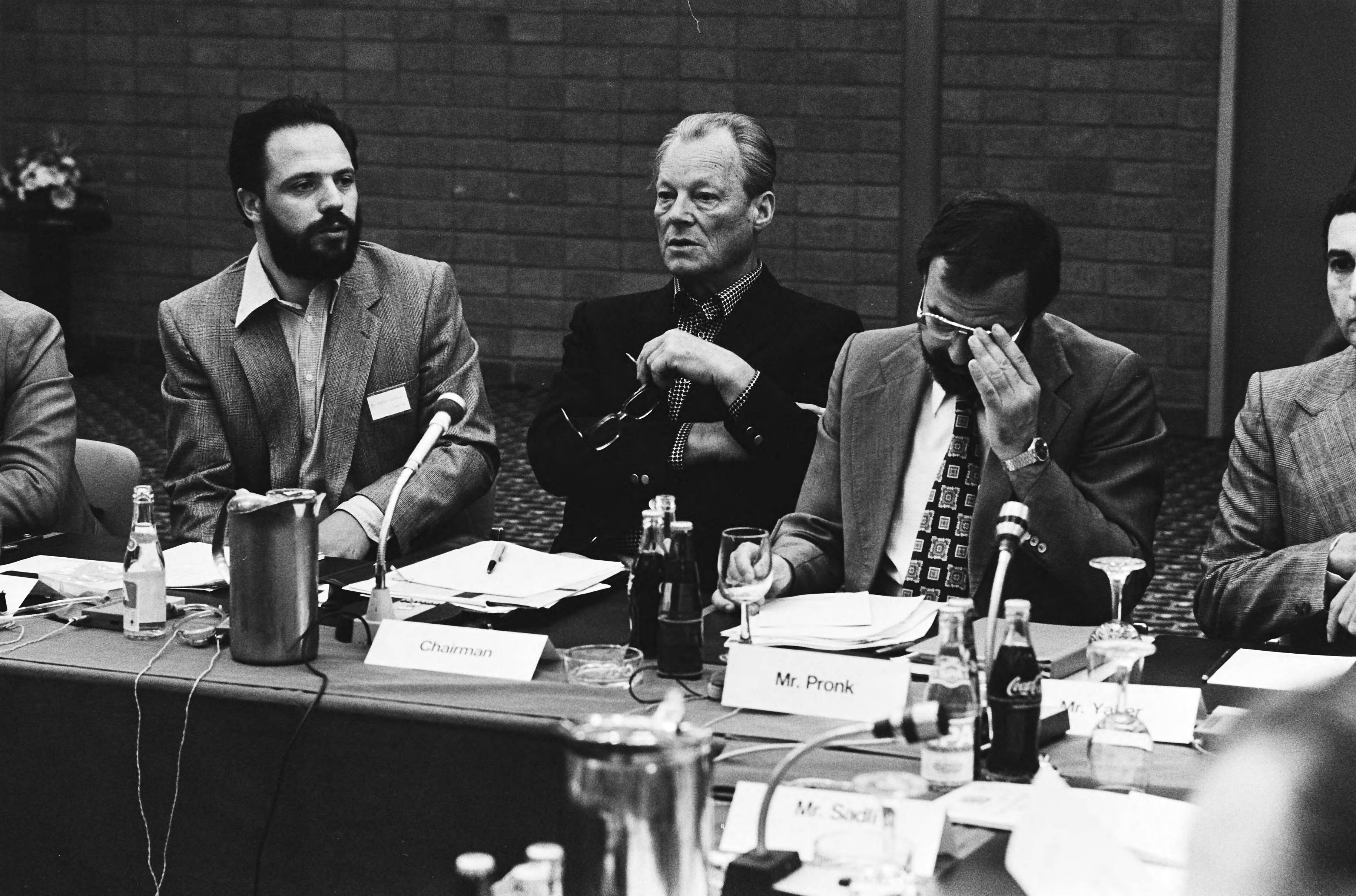 Fotocollectie Anefo — Vergadering " Brandt Commissie " in Scheveningen; Willy Brandt (links) en Jan Pronk — Foto: Croes, Rob C. / Anefo. Licentie: Set B: Rechtenvrij / Publiek Domein. Bron: Nationaal Archief. http://hdl.handle.net/10648/ace07dce-d0b4-102d-bcf8-003048976d84