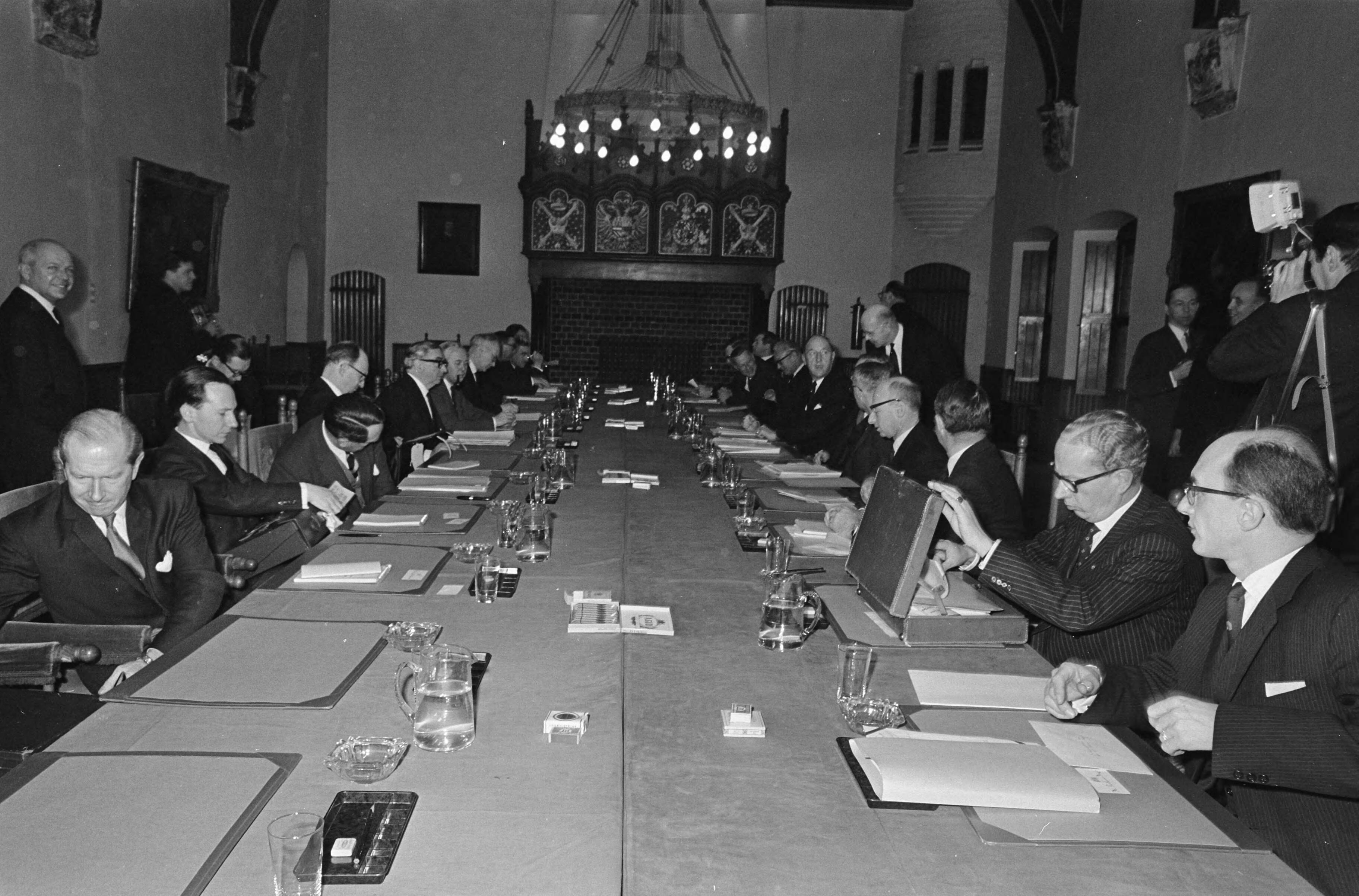 Fotocollectie Anefo — Overleg tussen Engeland en Nederland te Den Haag , overzichten — Foto: Kroon, Ron / Anefo. Licentie: Set B: Rechtenvrij / Publiek Domein. Bron: Nationaal Archief. http://hdl.handle.net/10648/ab1141a4-d0b4-102d-bcf8-003048976d84