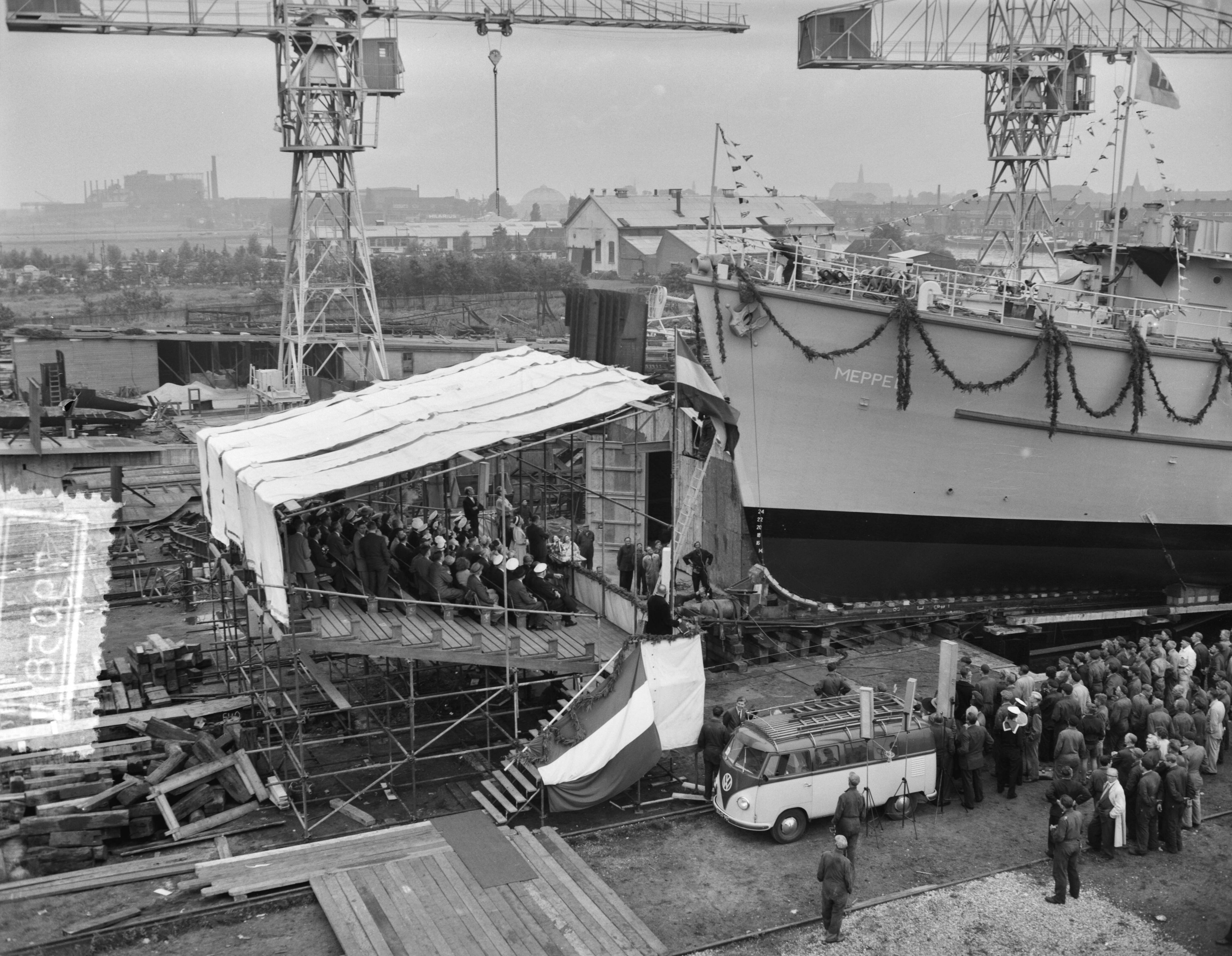 Fotocollectie Anefo — Tewaterlating mijnenveger Hr. Ms. "Meppel" bij Haarlemse Scheepsbouwmaatschappij — Foto: Rossem, Wim van / Anefo. Licentie: Set B: Rechtenvrij / Publiek Domein. Bron: Nationaal Archief. http://hdl.handle.net/10648/a94c21fe-d0b4-102d-bcf8-003048976d84