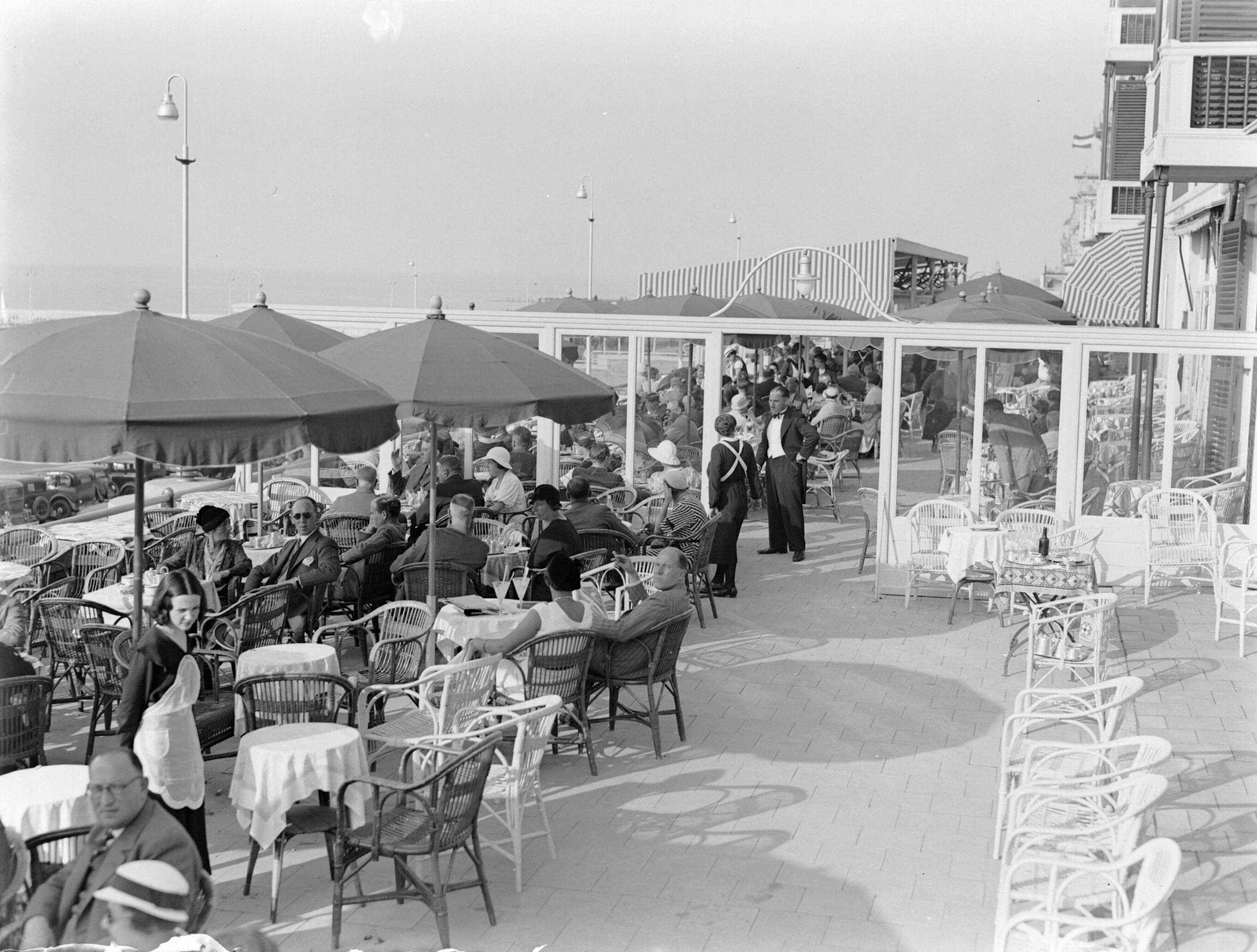 Scheveningen. — Een terras aan de boulevard in Scheveningen — Foto: Poll, Willem van de. Licentie: Set B: Rechtenvrij / Publiek Domein. Bron: Nationaal Archief. http://hdl.handle.net/10648/ae9ad54c-d0b4-102d-bcf8-003048976d84