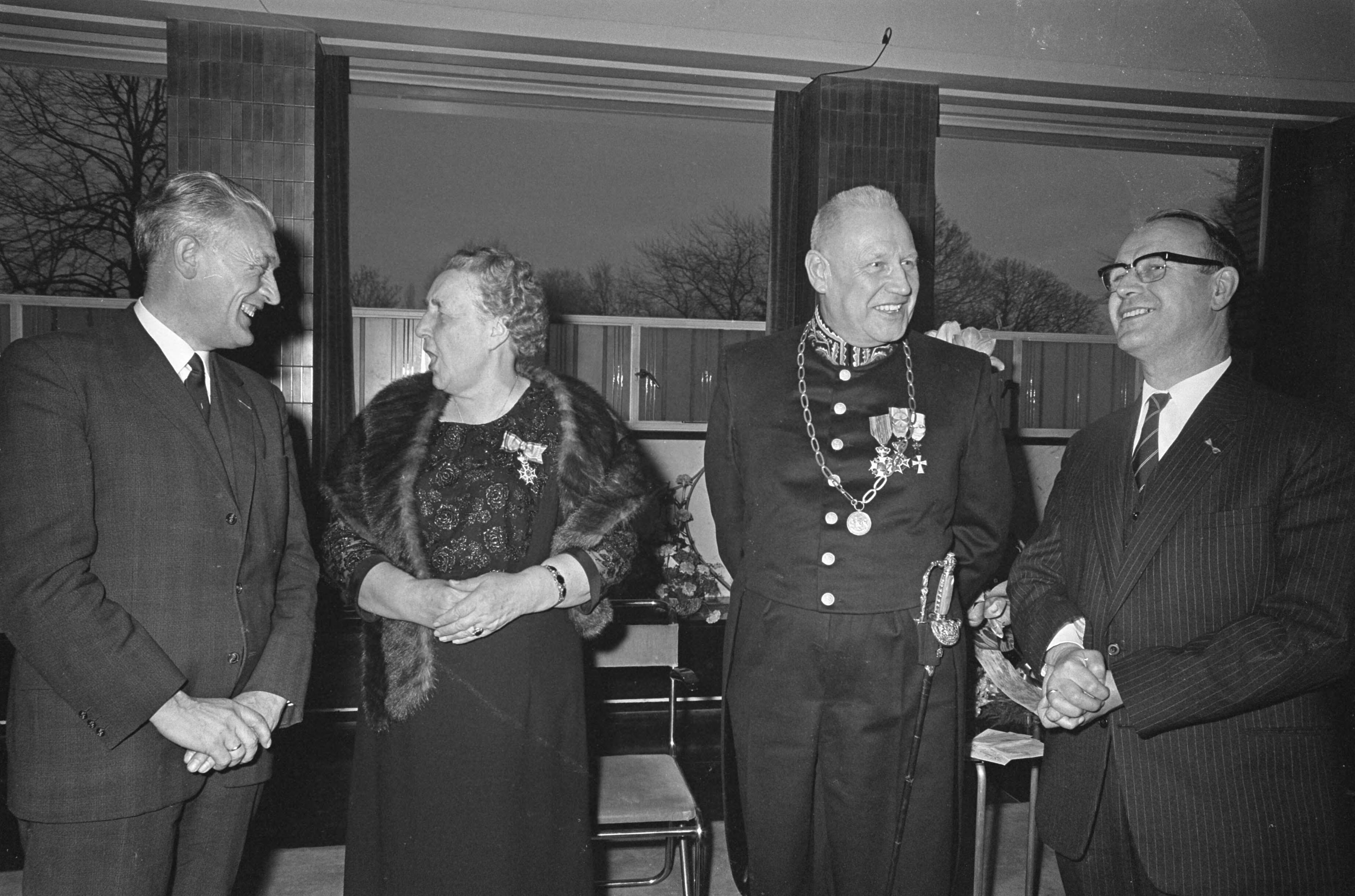 Fotocollectie Anefo — Afscheidsreceptie burgemeester Boot van Hilversum. Tijdens receptie — Foto: Kroon, Ron / Anefo. Licentie: Set B: Rechtenvrij / Publiek Domein. Bron: Nationaal Archief. http://hdl.handle.net/10648/ab310b38-d0b4-102d-bcf8-003048976d84