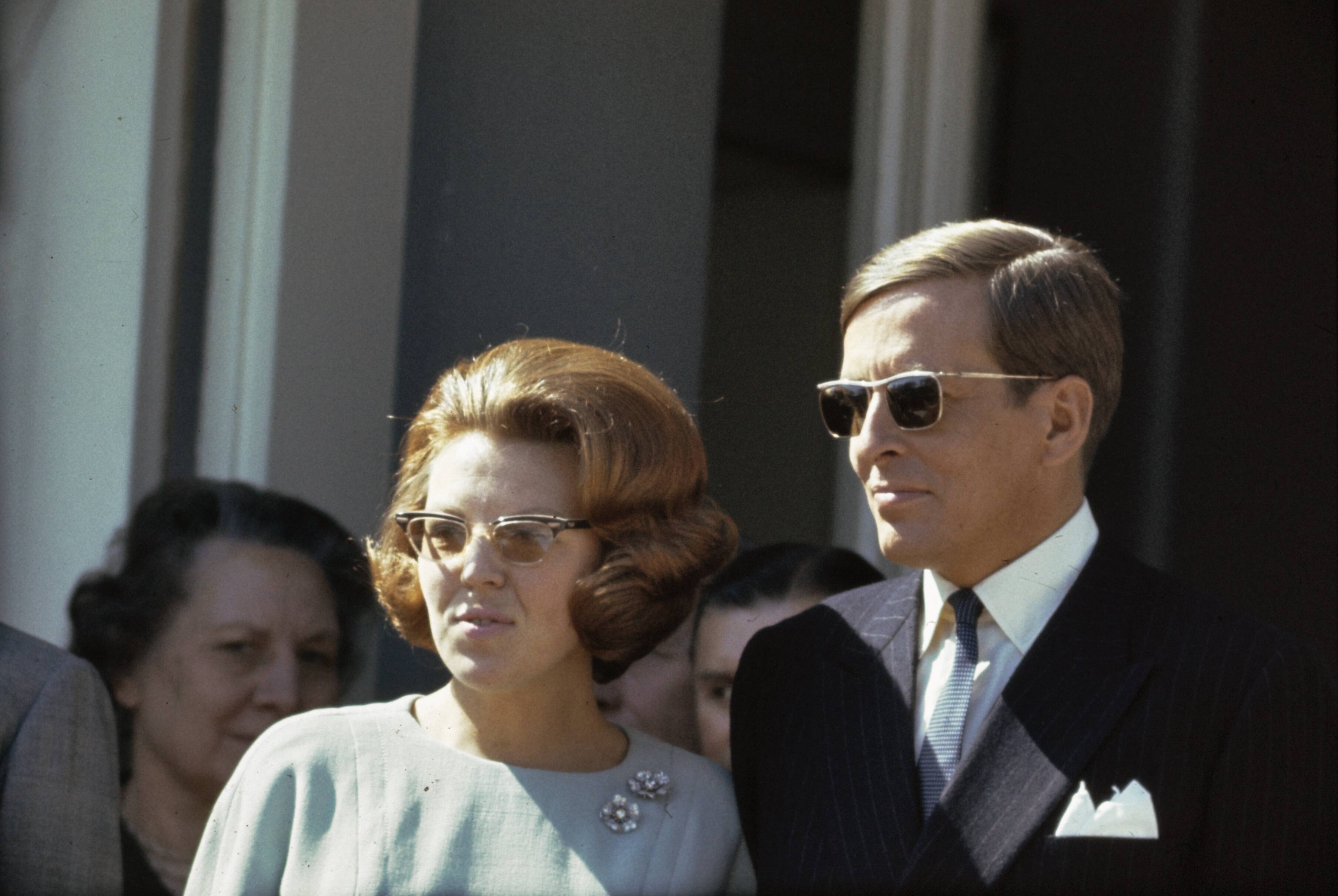 Koninginnedag 1965 — Koninginnedag 1966. Defilé paleis Soestdijk — Foto: Fotograaf Onbekend / Anefo. Licentie: Set B: Rechtenvrij / Publiek Domein. Bron: Nationaal Archief. http://hdl.handle.net/10648/ad8db282-d0b4-102d-bcf8-003048976d84