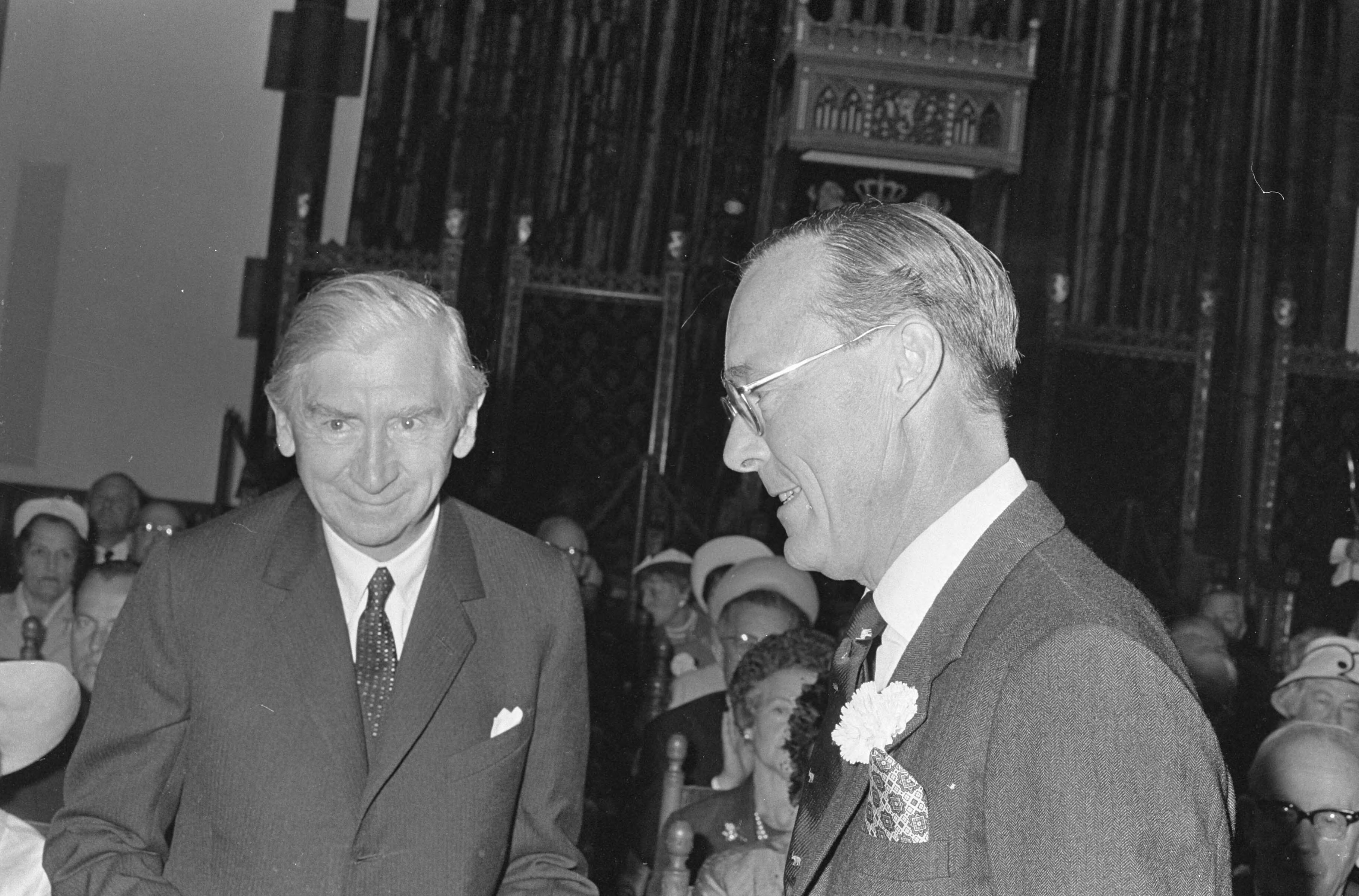 Fotocollectie Anefo — Erasmusprijs 1966, uitreiking in Ridderzaal te Den Haag prins Bernhard in gesprek met Engelse prijswinnaar Sir Herbert Read — Foto: Nijs, Jac. de / Anefo. Licentie: Set B: Rechtenvrij / Publiek Domein. Bron: Nationaal Archief. http://hdl.handle.net/10648/aaf038ec-d0b4-102d-bcf8-003048976d84
