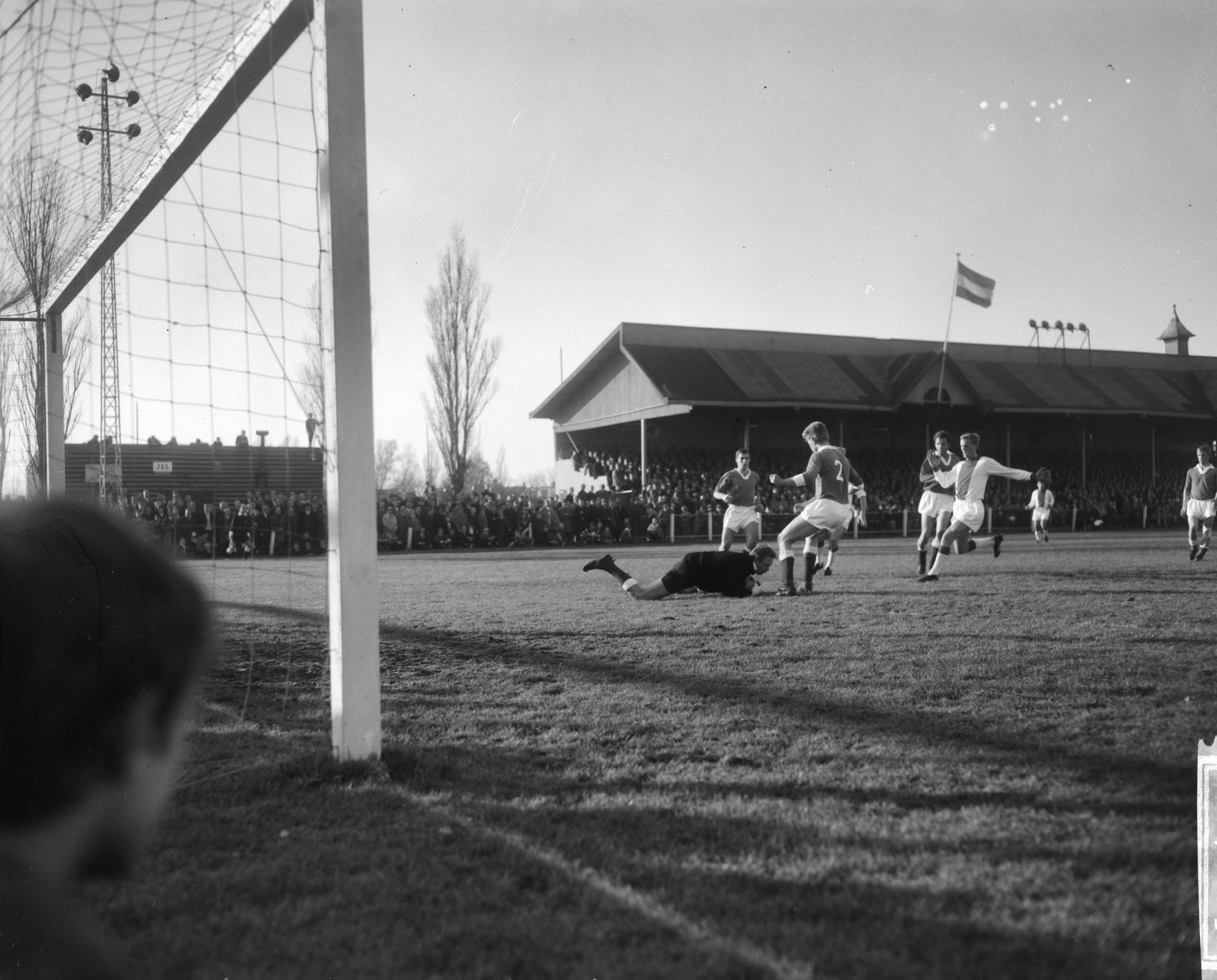 Voetbalwedstrijd ZFC - Ajax te Zaandam: 0-3 — Voetballer Nuninga (Ajax) na zijn schot; keeper Plekker terwijl hij de bal vasthoudt — Foto: Bilsen, Joop van / Anefo. Licentie: Set B: Rechtenvrij / Publiek Domein. Bron: Nationaal Archief. http://hdl.handle.net/10648/aacc77b8-d0b4-102d-bcf8-003048976d84