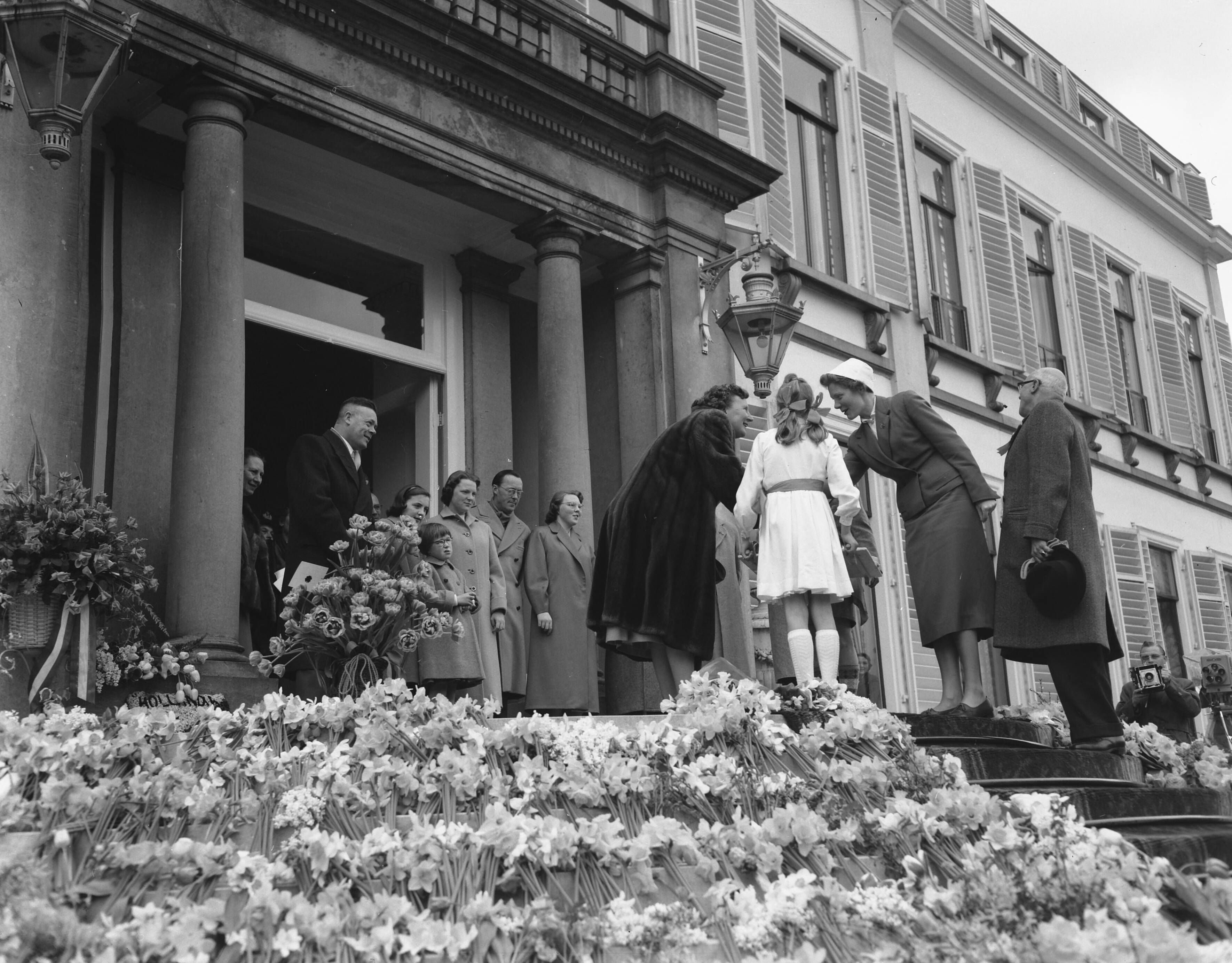 Koninginnedag 1956 — Defilé langs paleis Soestdijk ter gelegenheid van de verjaardag van koningin Juliana — Foto: Noske, J.D. / Anefo. Licentie: Set B: Rechtenvrij / Publiek Domein. Bron: Nationaal Archief. http://hdl.handle.net/10648/a9470818-d0b4-102d-bcf8-003048976d84