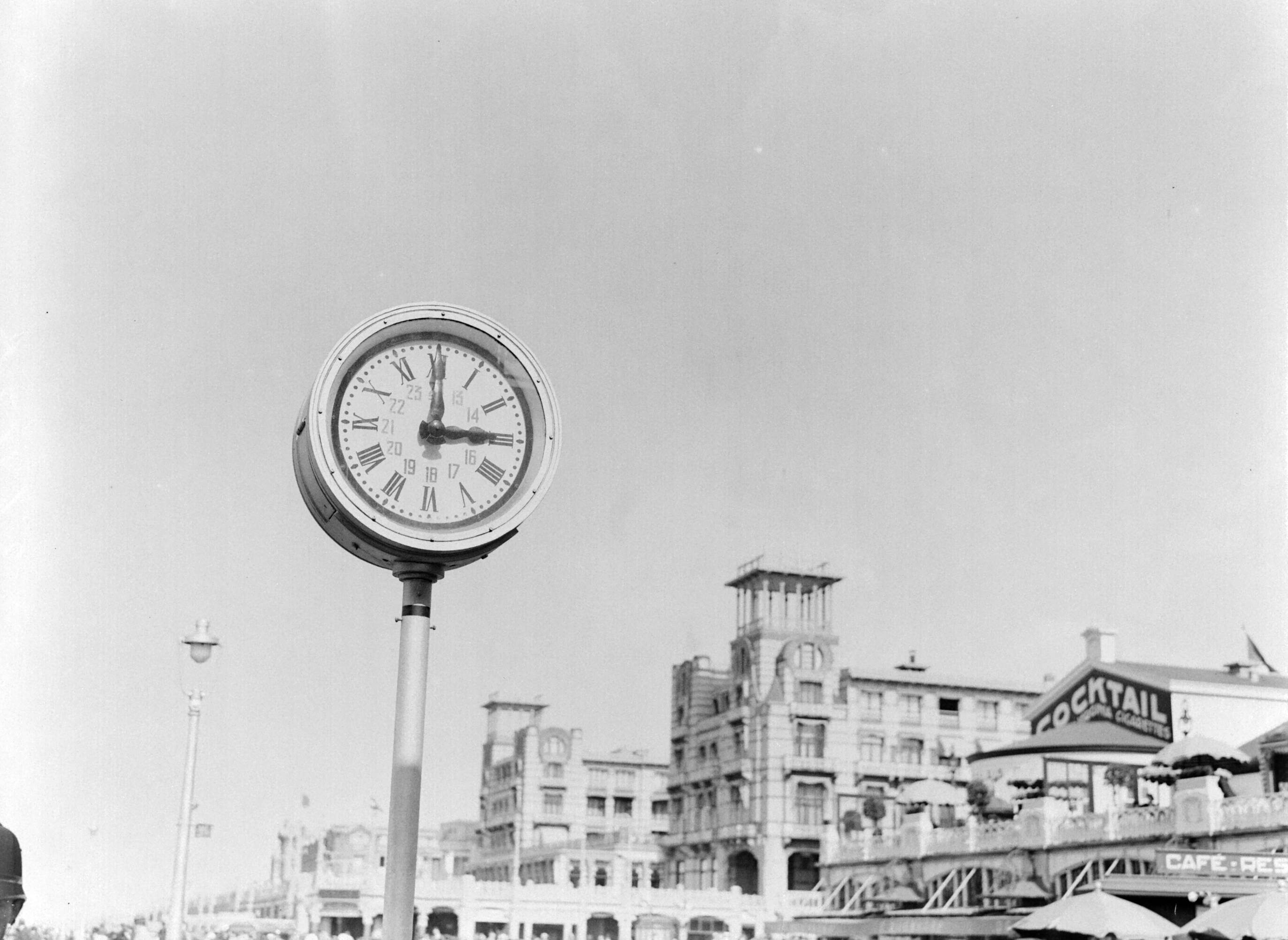 Scheveningen. — Klok op de boulevard in Scheveningen — Foto: Poll, Willem van de. Licentie: Set B: Rechtenvrij / Publiek Domein. Bron: Nationaal Archief. http://hdl.handle.net/10648/ae9ac7b4-d0b4-102d-bcf8-003048976d84