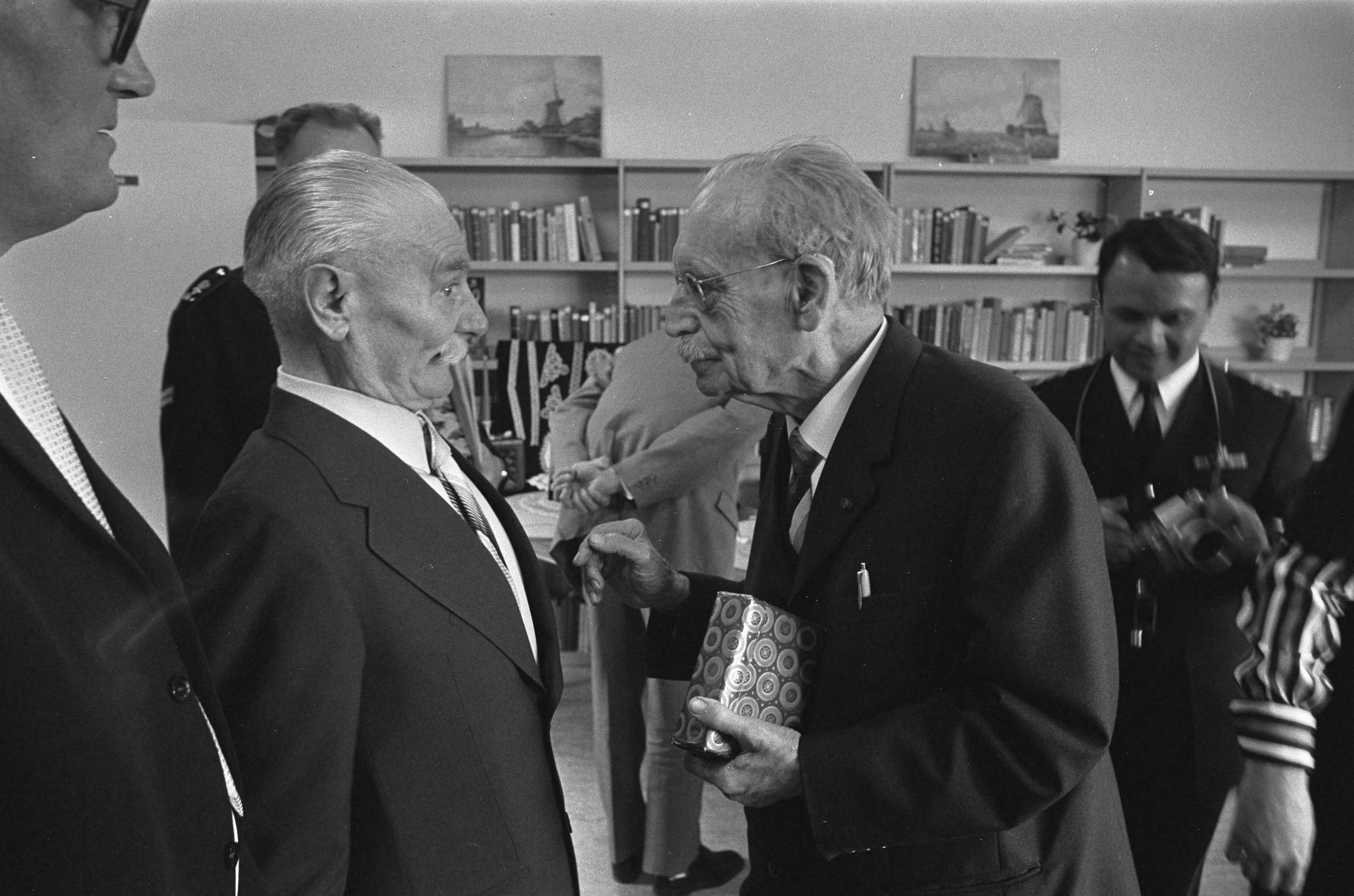 Fotocollectie Anefo — W. Drees sr. opent dienstencentrum voor bejaarden te Zaandijk, Drees sr. (rechts) in gesprek met bejaarde — Foto: Verhoeff, Bert / Anefo. Licentie: Set B: Rechtenvrij / Publiek Domein. Bron: Nationaal Archief. http://hdl.handle.net/10648/ac2d06a4-d0b4-102d-bcf8-003048976d84