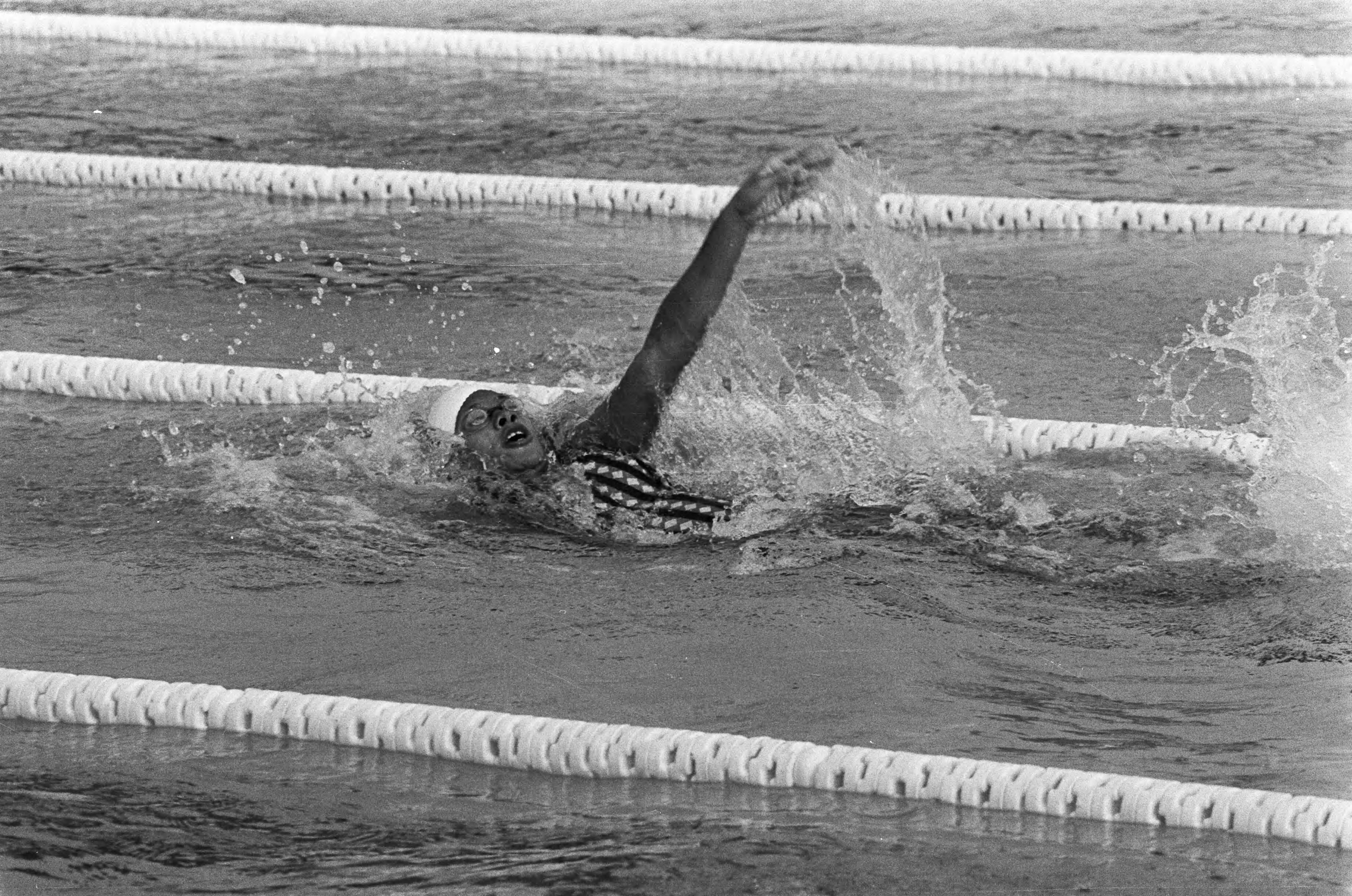 Nationale zwemkampioenschappen 1975 te Leidschendam — Enith Brigitta tijdens de 200 m wisselslag — Foto: Mieremet, Rob / Anefo. Licentie: Set B: Rechtenvrij / Publiek Domein. Bron: Nationaal Archief. http://hdl.handle.net/10648/ac711e84-d0b4-102d-bcf8-003048976d84