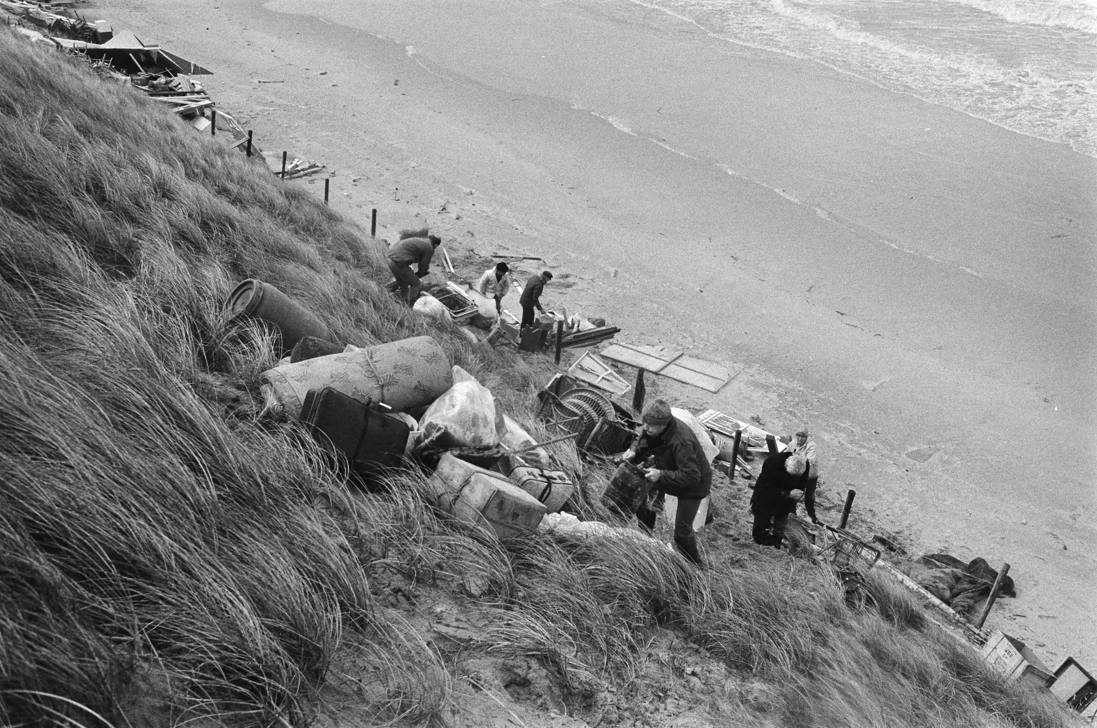 Fotocollectie Anefo — Storm verwoest huisjes langs strand (Zandvoort); mensen brengen bezittingen in veiligheid — Foto: Suyk, Koen / Anefo. Licentie: Set B: Rechtenvrij / Publiek Domein. Bron: Nationaal Archief. http://hdl.handle.net/10648/acde86d6-d0b4-102d-bcf8-003048976d84