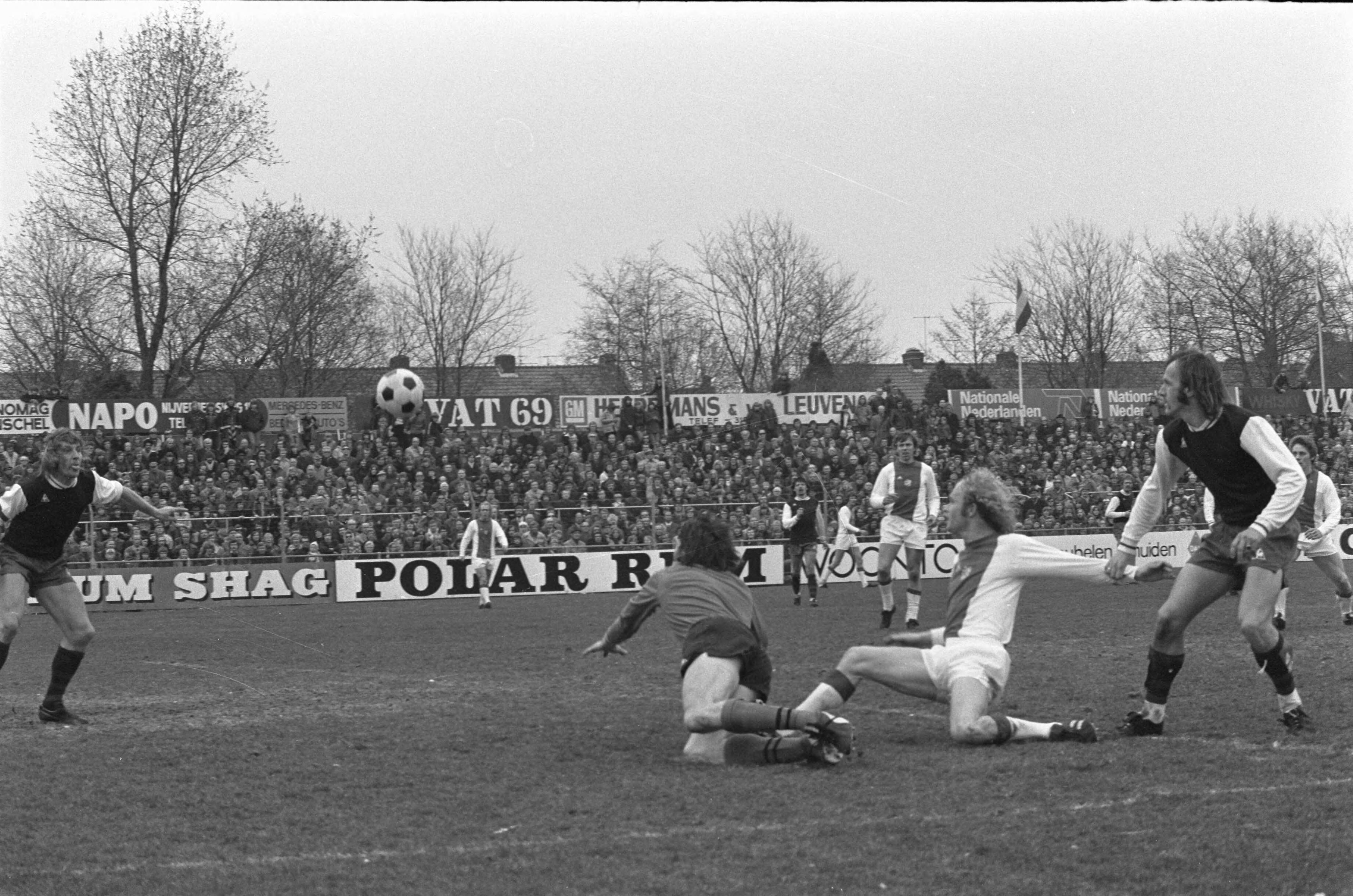 Fotocollectie Anefo — Haarlem tegen Ajax 1-4, v.l.n.r. keeper Boersma, Ruud Geels (scorend) en Van de Berg (houdt Geels vast) — Foto: Mieremet, Rob / Anefo. Licentie: Set B: Rechtenvrij / Publiek Domein. Bron: Nationaal Archief. http://hdl.handle.net/10648/ac659abe-d0b4-102d-bcf8-003048976d84