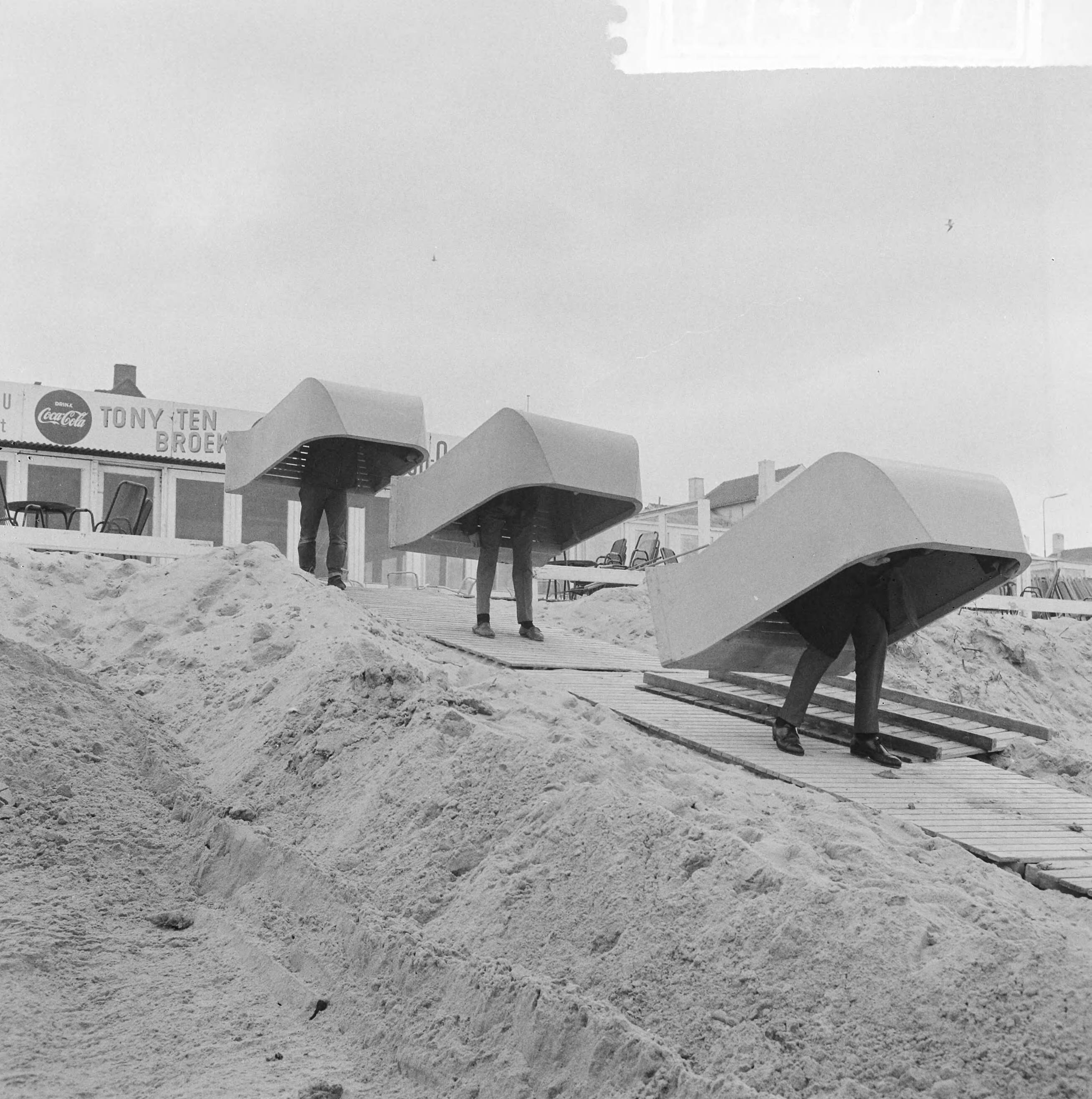 Fotocollectie Anefo — Strandstoelen gaan weer het strand op, aanslepen strandstoelen — Foto: Nijs, Jac. de / Anefo. Licentie: Set B: Rechtenvrij / Publiek Domein. Bron: Nationaal Archief. http://hdl.handle.net/10648/aa9548ce-d0b4-102d-bcf8-003048976d84