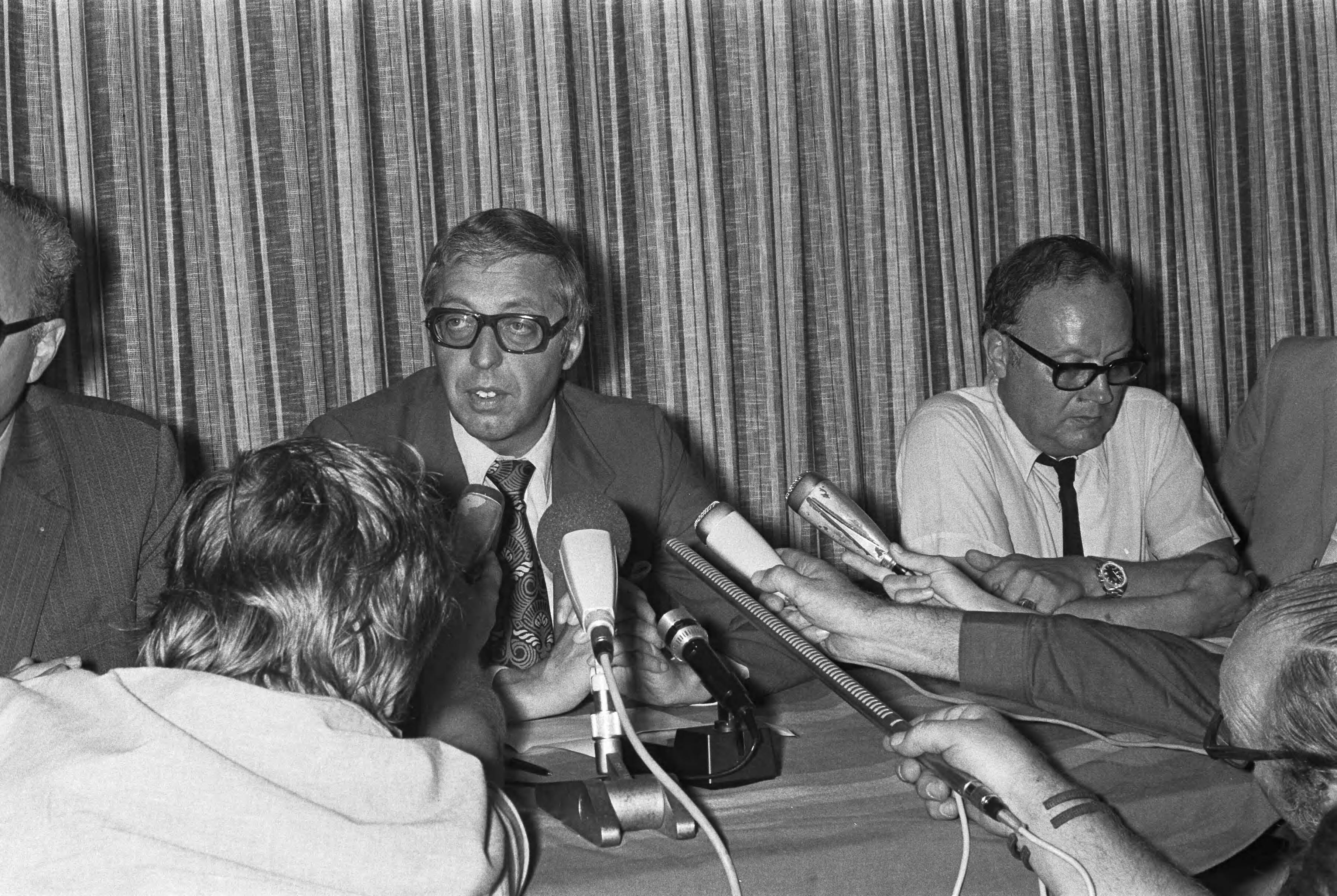 Bestuur sectie betaald voetbal KNVB vergadert in Zeist over vertrek Johan Cruyff naar Barcelona — Jacques Hogewoning tijdens persconferentie — Foto: Fotograaf Onbekend / Anefo. Licentie: Set B: Rechtenvrij / Publiek Domein. Bron: Nationaal Archief. http://hdl.handle.net/10648/ac343be0-d0b4-102d-bcf8-003048976d84