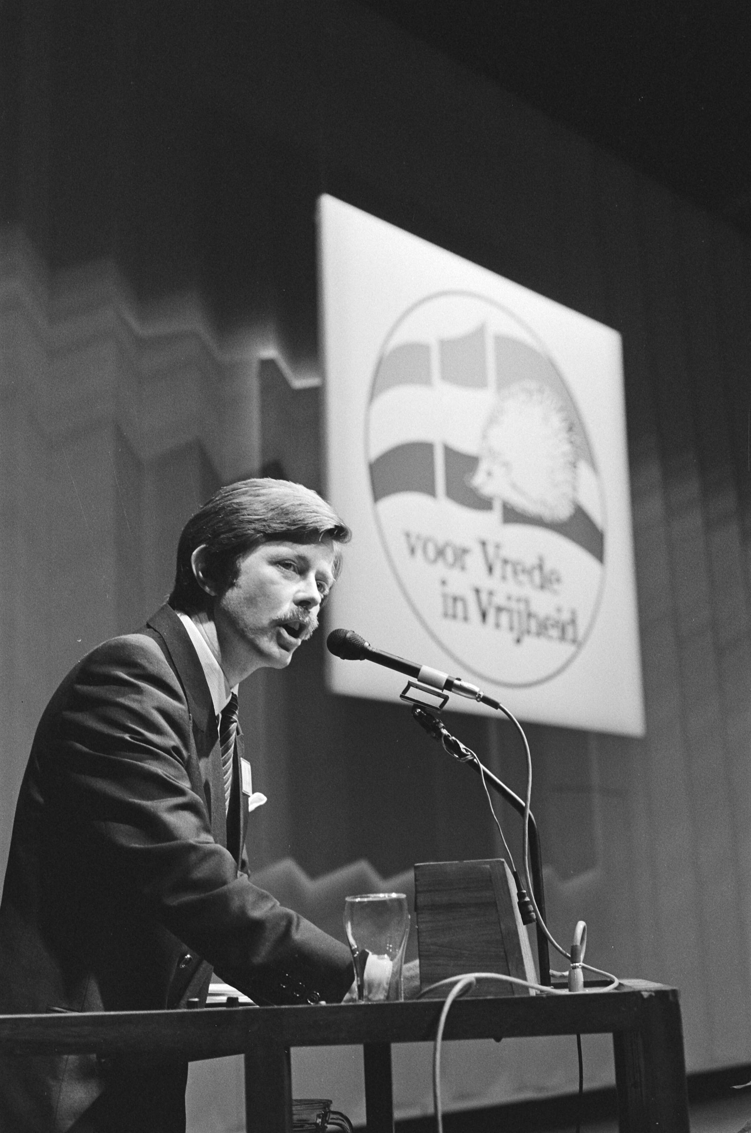 Congres "Vrede en Veiligheid" in Den Haag — Joris Voorhoeve tijdens een rede — Foto: Dijk, Hans van / Anefo. Licentie: Set B: Rechtenvrij / Publiek Domein. Bron: Nationaal Archief. http://hdl.handle.net/10648/ad1f15ca-d0b4-102d-bcf8-003048976d84