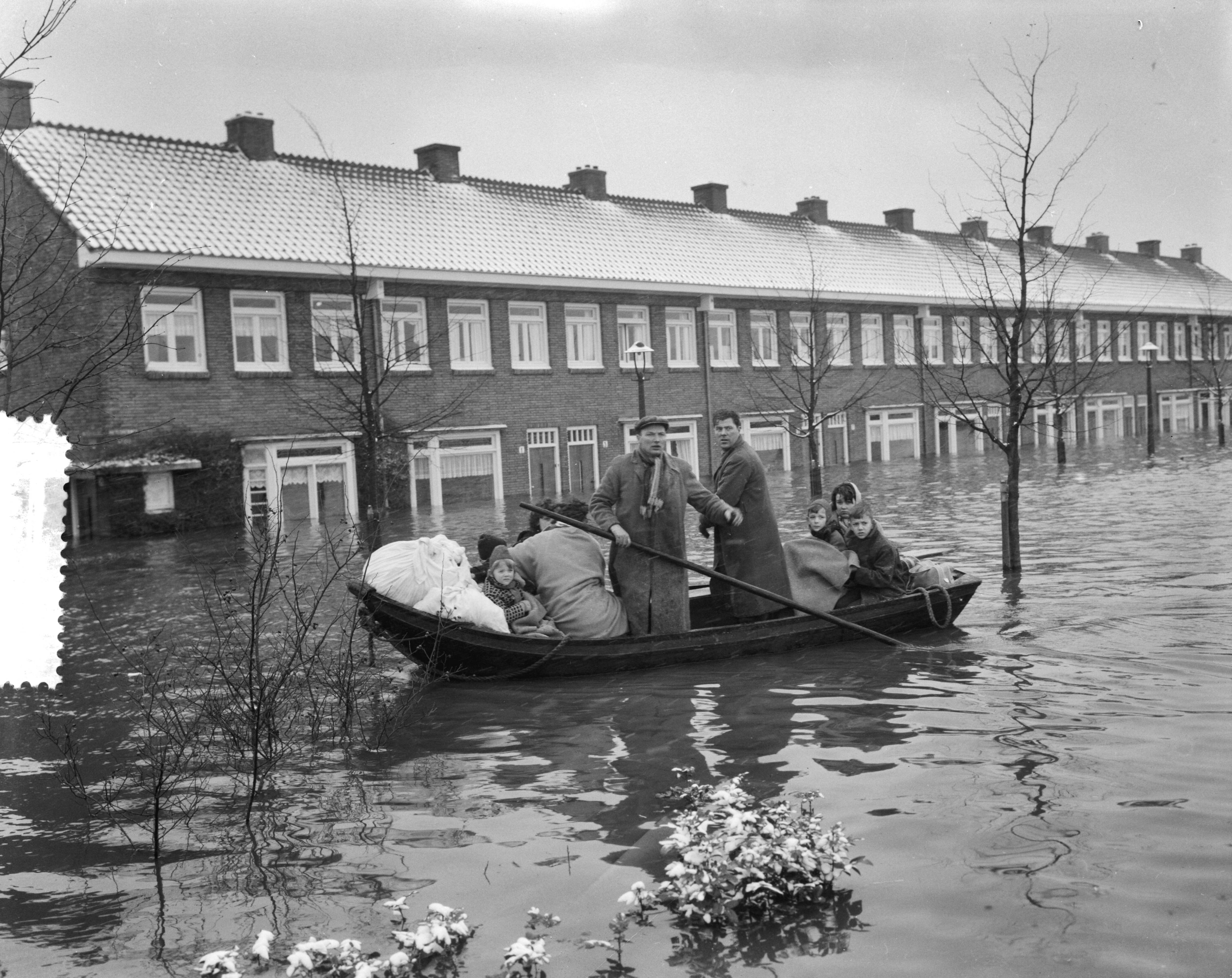 Ramp Tuindorp Oostzaan — Foto: Rossem, Wim van / Anefo. — Licentie: Set B: Rechtenvrij / Publiek Domein. Bron: Nationaal Archief. http://hdl.handle.net/10648/a9a5b67e-d0b4-102d-bcf8-003048976d84