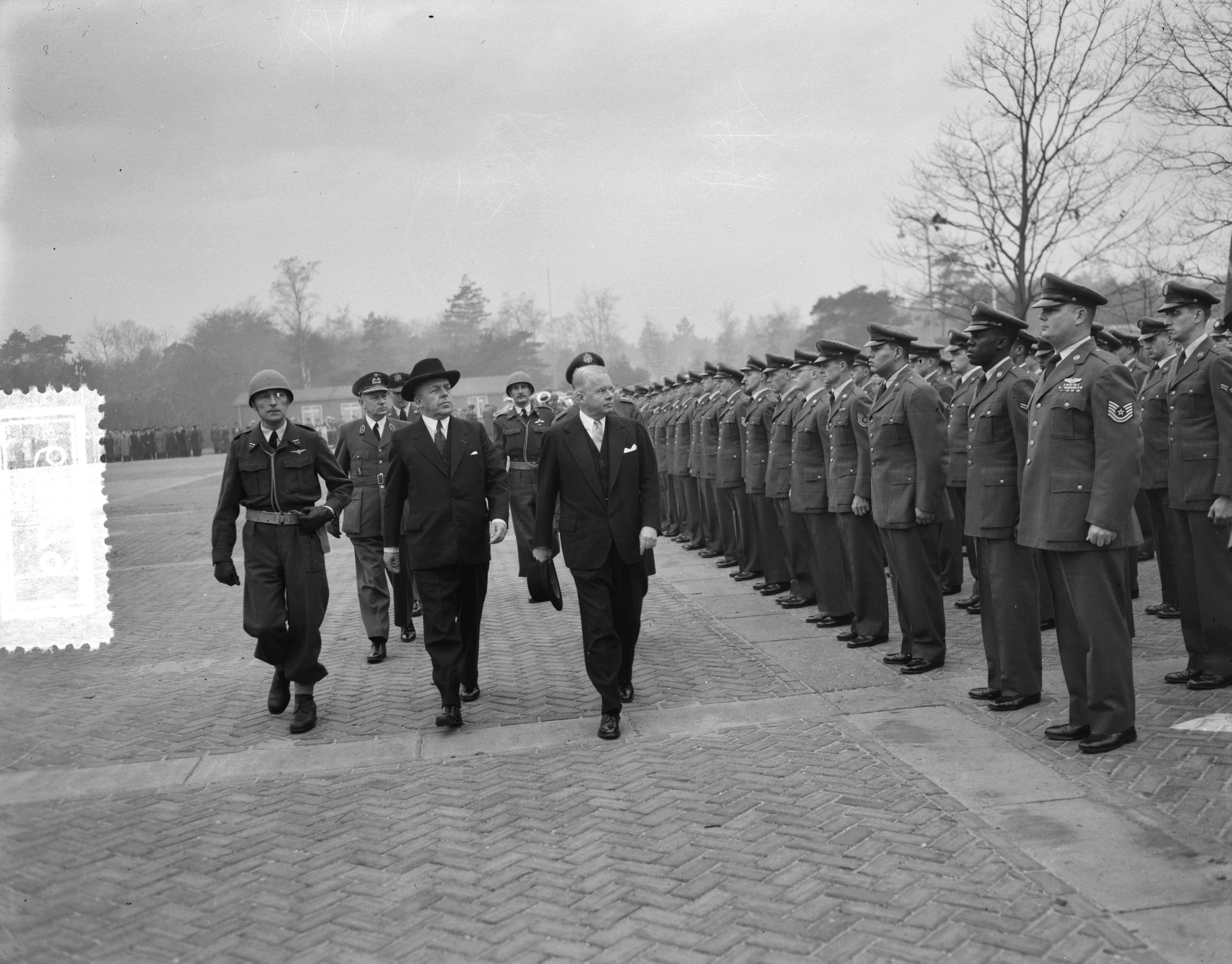Fotocollectie Anefo — Het Amerikaanse 32th Tactical Fighter Squadron (gestationeerd op Soesterberg, en bestaande uit Sabre-toestellen) wordt onder het operationele commando van de Koninklijke Luchtmacht gesteld. Minister van Oorlog C. Staf en de Amerikaanse ambassadeur H. Freeman Matthews inspecteren de troepen — Foto: Noske, J.D. / Anefo. Licentie: Set B: Rechtenvrij / Publiek Domein. Bron: Nationaal Archief. http://hdl.handle.net/10648/a92d0f8a-d0b4-102d-bcf8-003048976d84