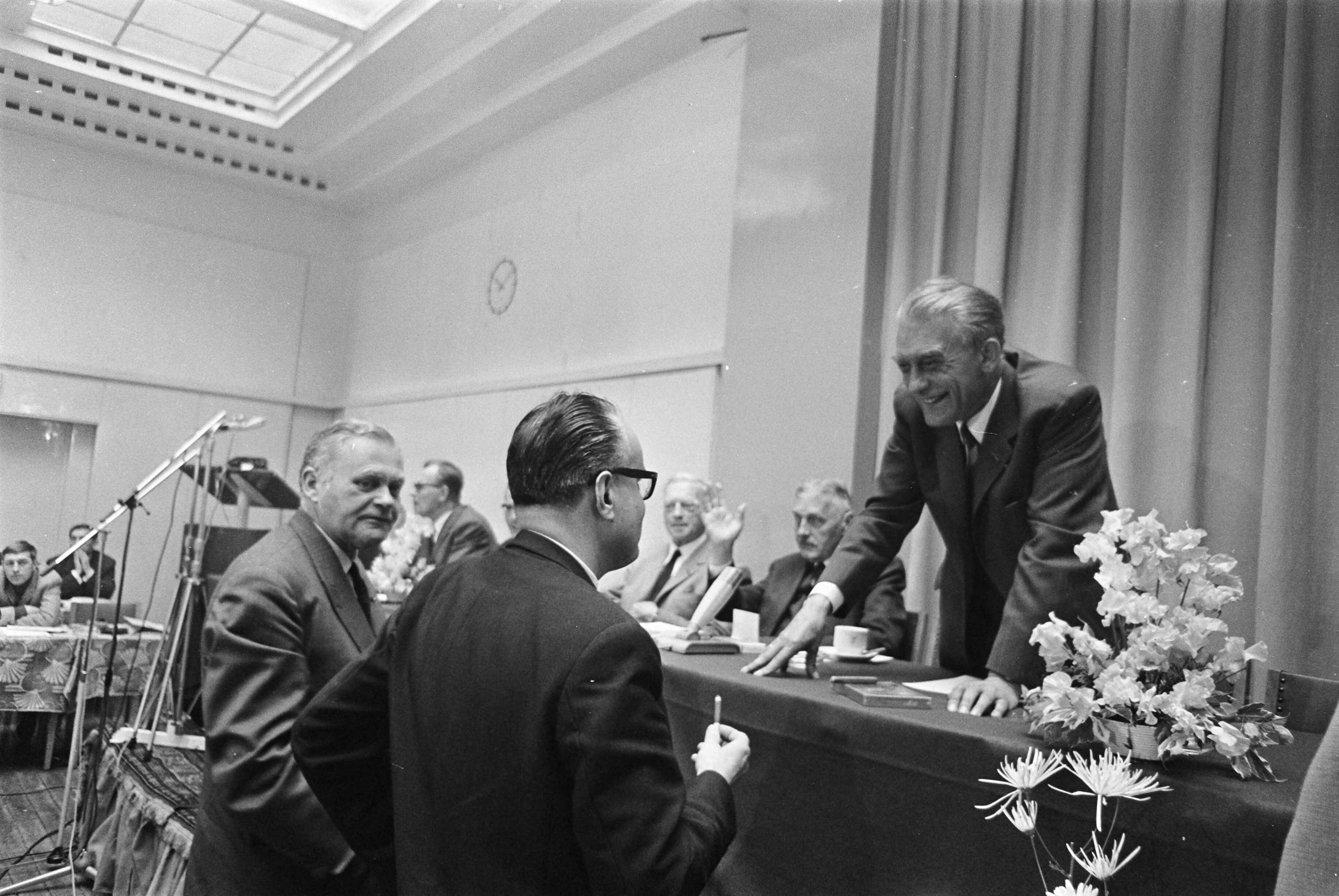 Fotocollectie Anefo — ARP-voorjaarspartij convent te Utrecht. Drs. Bogaers in gesprek met minister Roolvink — Foto: Nijs, Jac. de / Anefo. Licentie: Set B: Rechtenvrij / Publiek Domein. Bron: Nationaal Archief. http://hdl.handle.net/10648/ab42362e-d0b4-102d-bcf8-003048976d84