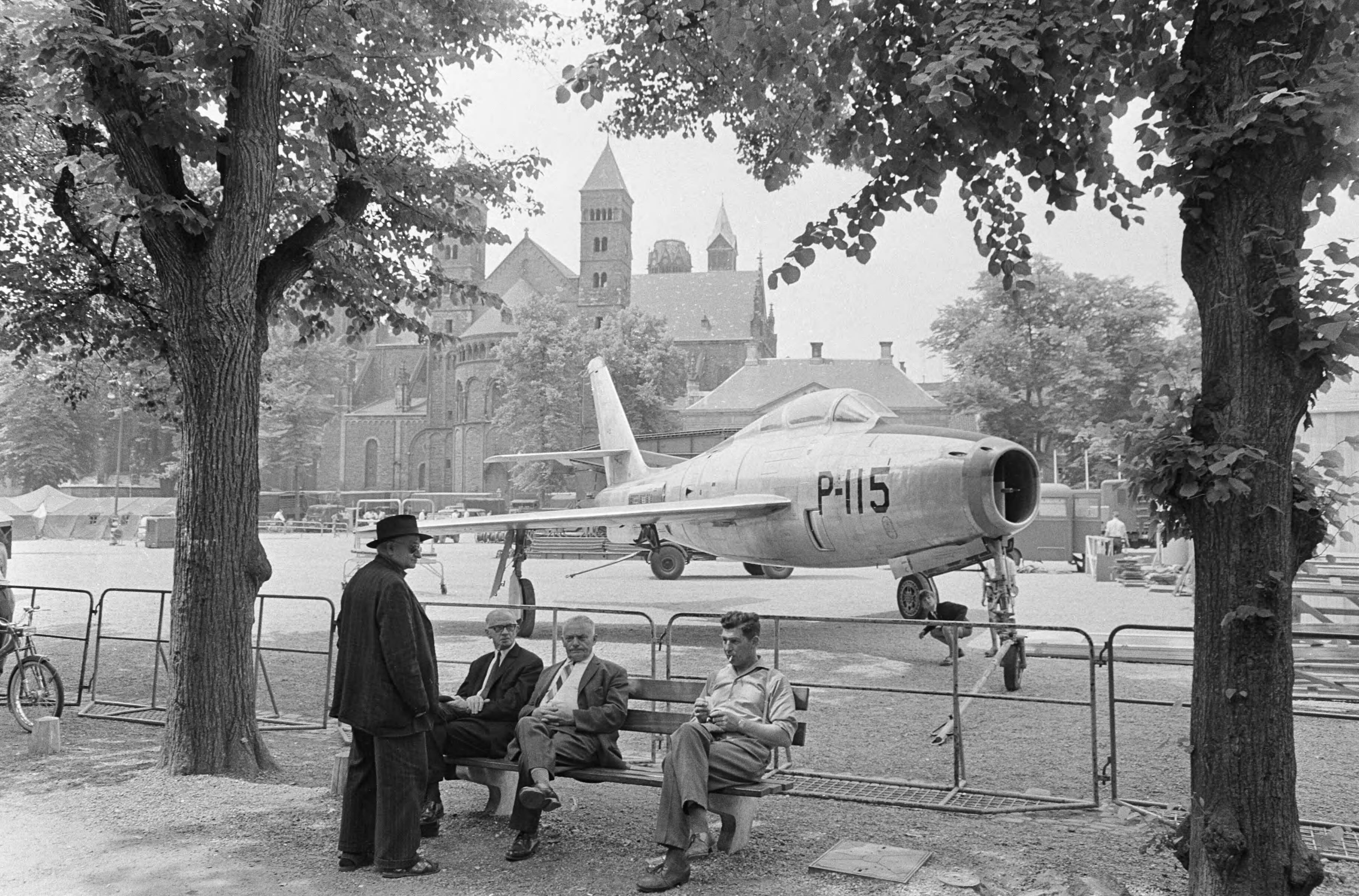 Fotocollectie Anefo — Luchtvaartweek te Maastricht. Straaljager met St. Servaaskerk op de achtergrond — Foto: Nijs, Jac. de / Anefo. Licentie: Set B: Rechtenvrij / Publiek Domein. Bron: Nationaal Archief. http://hdl.handle.net/10648/aaeefd92-d0b4-102d-bcf8-003048976d84