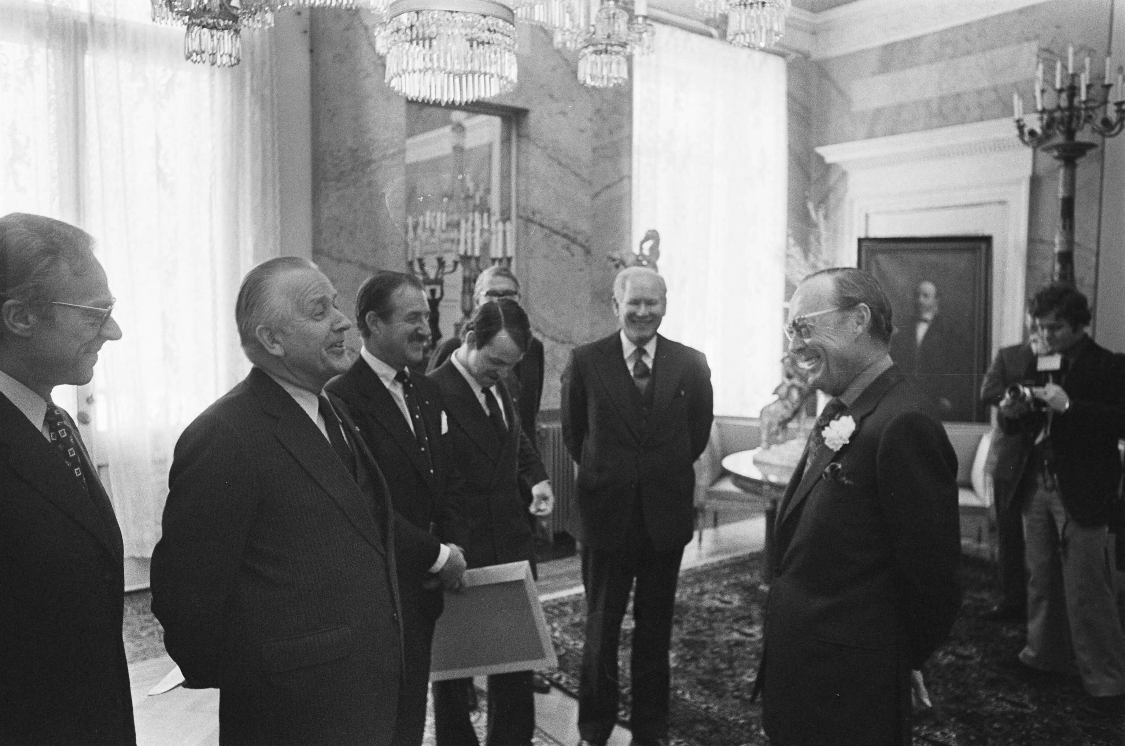 Fotocollectie Anefo — Prins Bernhard krijgt NCD-penning voor verdiensten voor Nederlandse Bedrijfsleden (Soestdijk) — Foto: Verhoeff, Bert / Anefo. Licentie: Set B: Rechtenvrij / Publiek Domein. Bron: Nationaal Archief. http://hdl.handle.net/10648/ac7bf9e4-d0b4-102d-bcf8-003048976d84