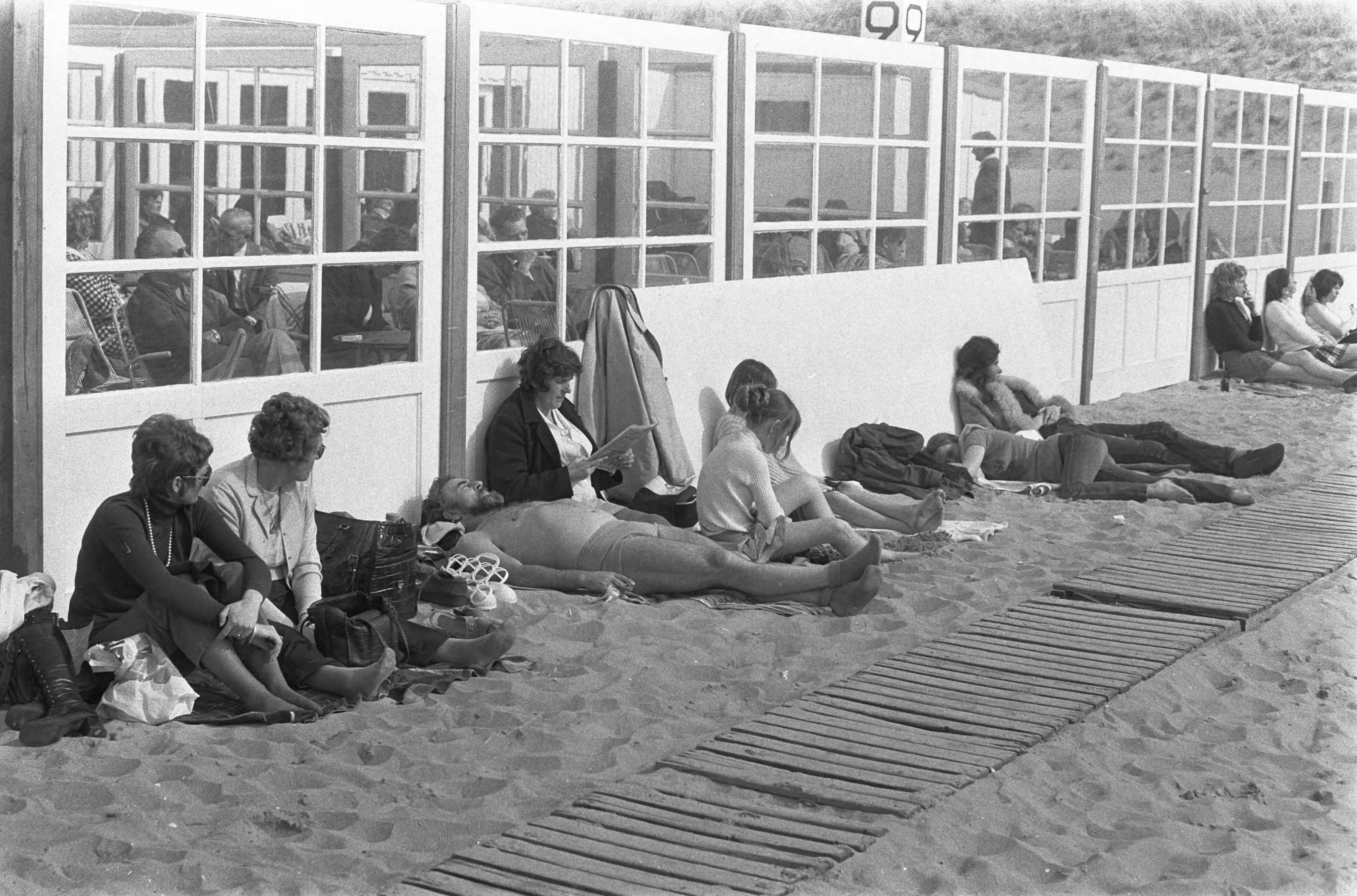 Fotocollectie Anefo — Drukte op strand van Zandvoort, mensen zitten in de zon op het strand — Foto: Peters, Hans / Anefo. Licentie: Set B: Rechtenvrij / Publiek Domein. Bron: Nationaal Archief. http://hdl.handle.net/10648/abe43db6-d0b4-102d-bcf8-003048976d84